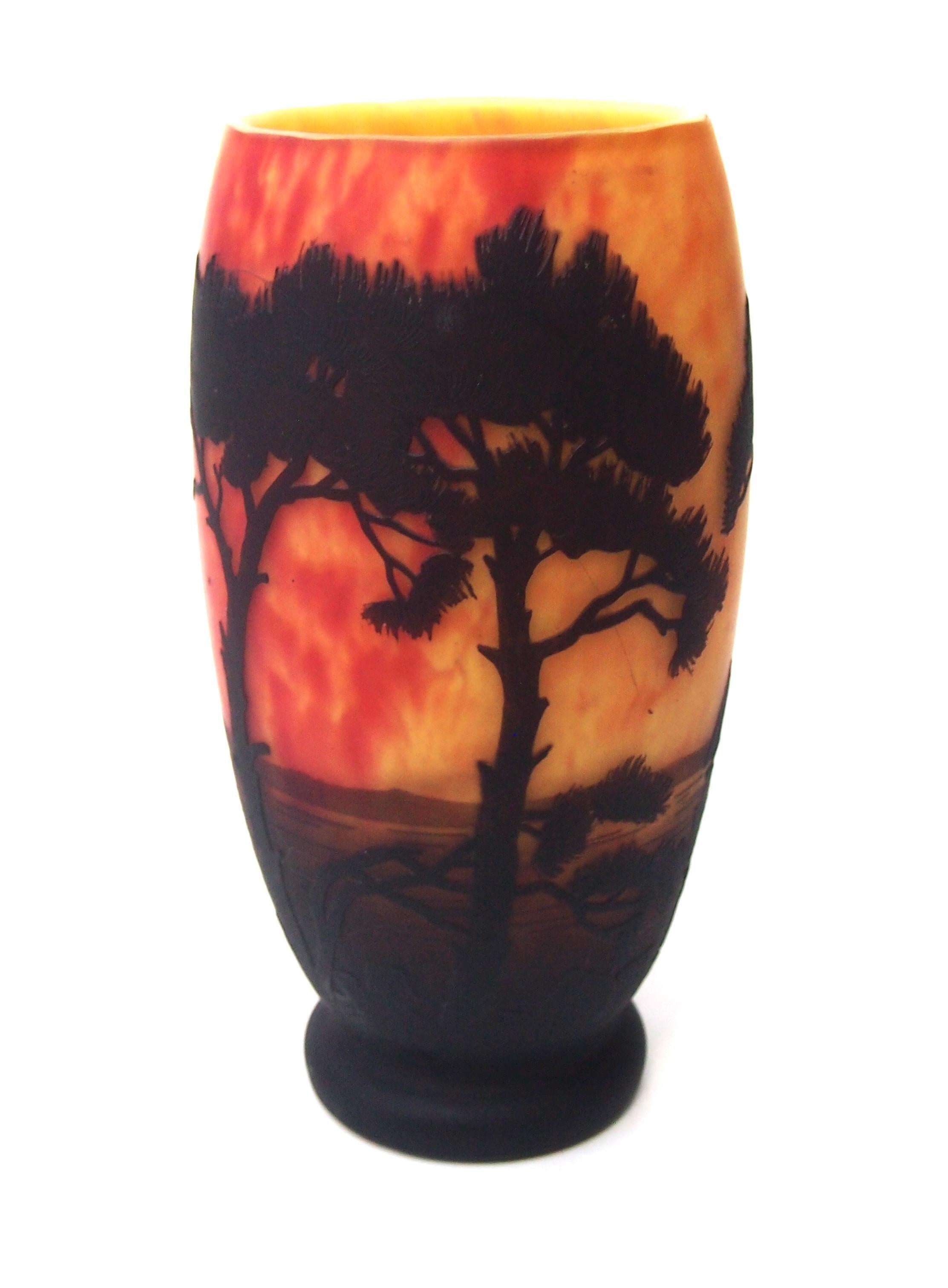 Art nouveau Vase français Art Nouveau Daum Cameo Glass Tropical Seascape 1900