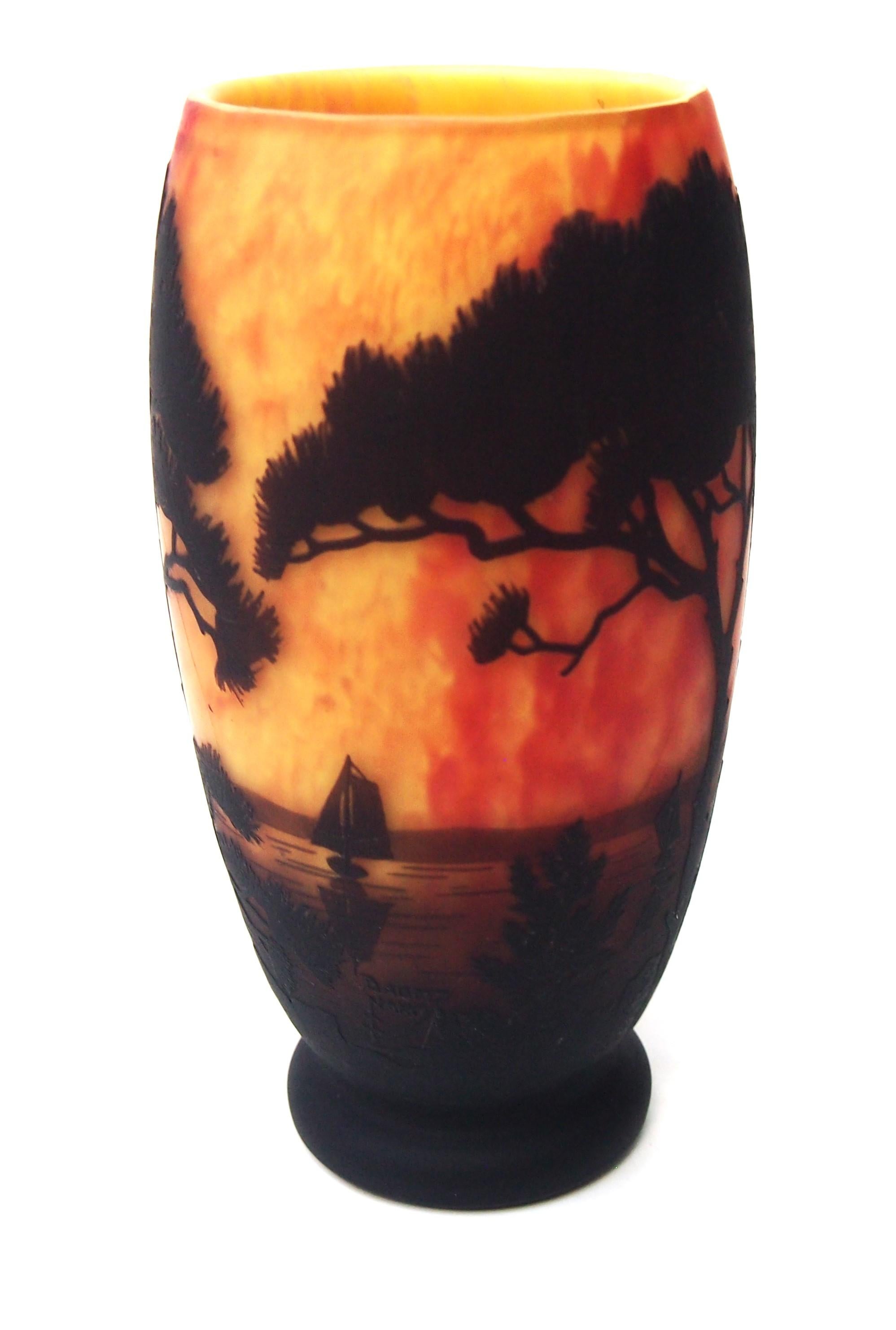 Français Vase français Art Nouveau Daum Cameo Glass Tropical Seascape 1900