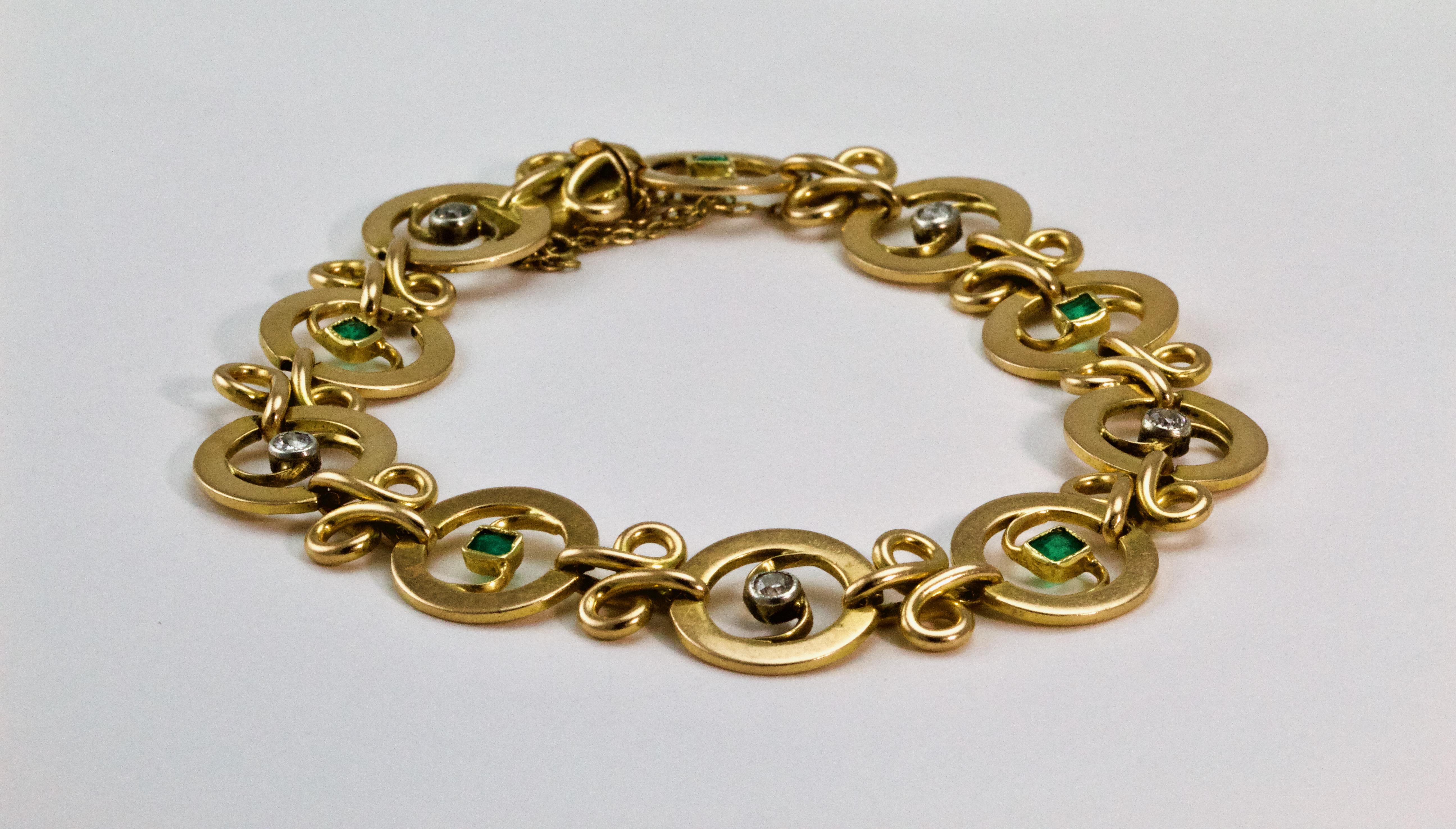 French Art-Nouveau 18 carat yellow gold bracelet, circa 1910. This stunning bracelet is composed of 10 openwork circular shaped links each showcasing alternating diamonds and emeralds. They are linked by small gold ties. 
Length: approx 8 Inches