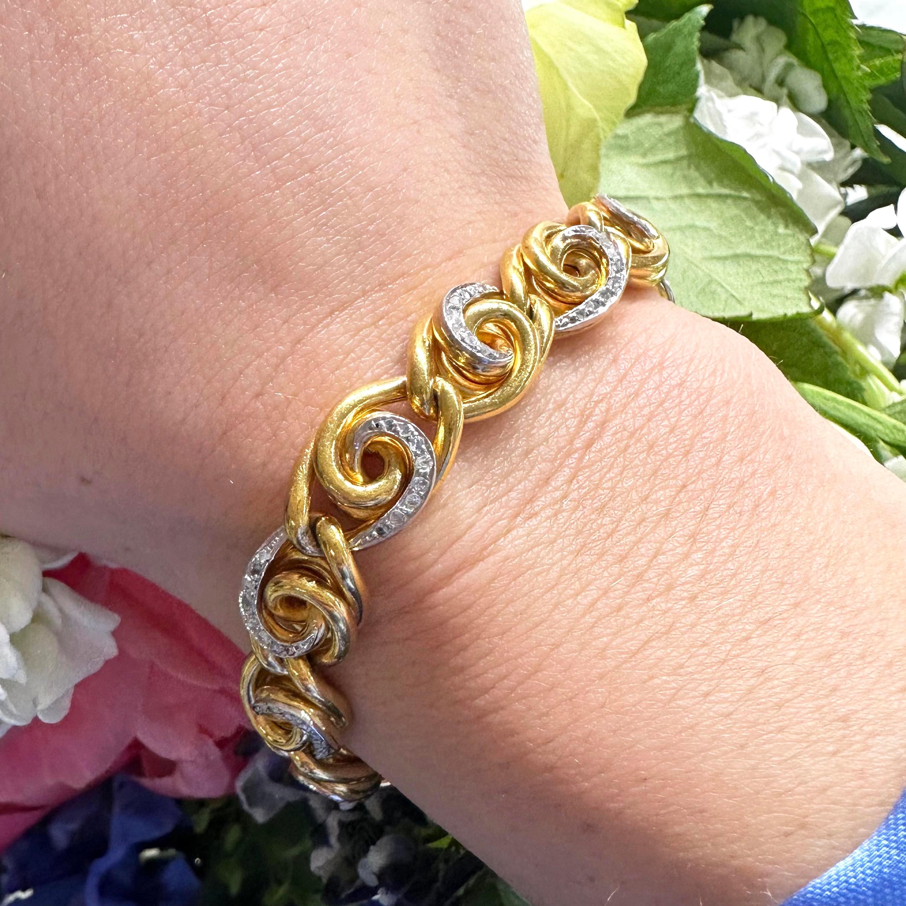 Antikes Armband, bestehend aus gewirbelten Gliedern mit aufgesetzten, mit Diamanten im Rosenschliff besetzten Platinkörnern, verschlossen mit einem Zungenverschluss und einer Sicherheitskette, mit französischen Adlerkopfmarken für 18-karätiges Gold
