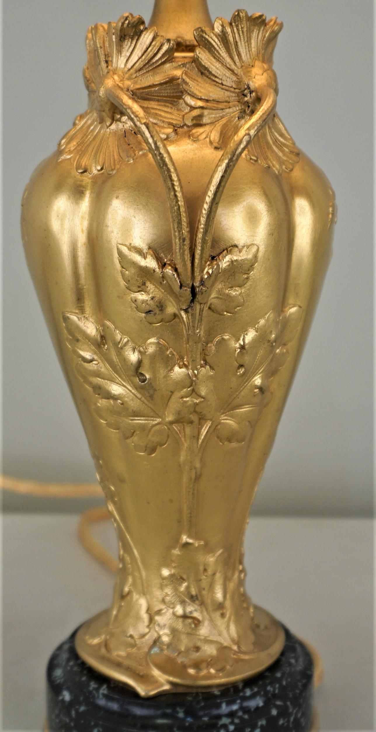 Art nouveau Lampe de bureau française Art Nouveau en bronze doré par Ernest Sanglan en vente