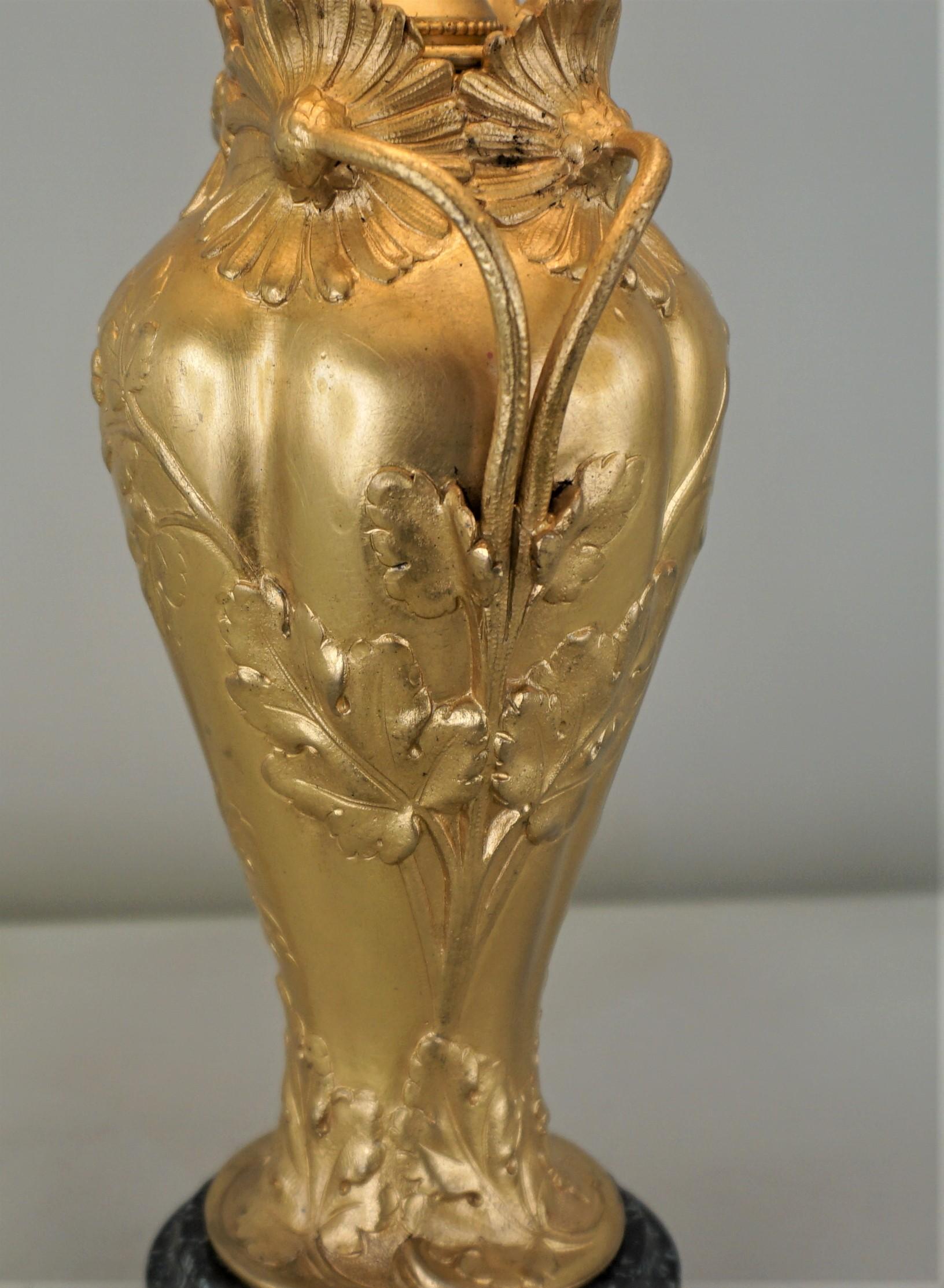 Français Lampe de bureau française Art Nouveau en bronze doré par Ernest Sanglan en vente