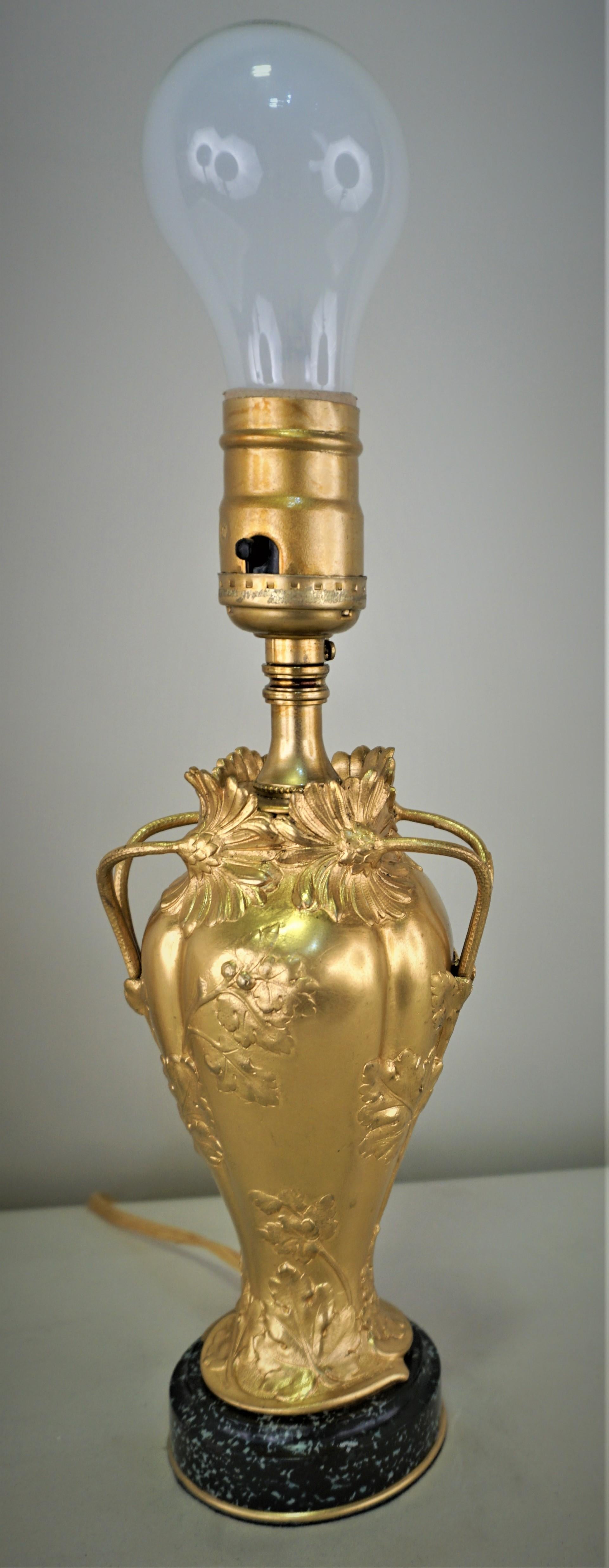 Début du 20ème siècle Lampe de bureau française Art Nouveau en bronze doré par Ernest Sanglan en vente
