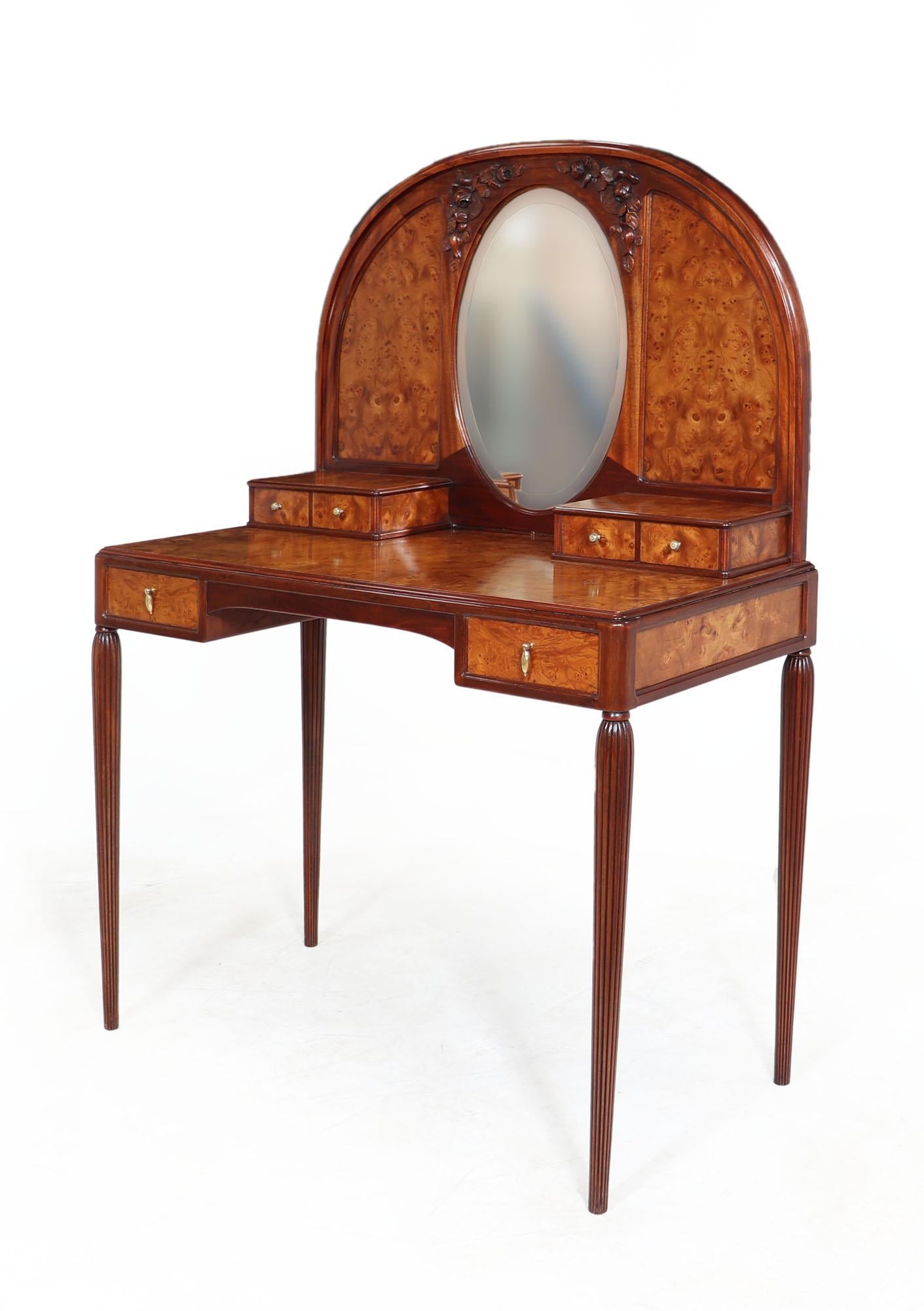 Early 20th Century French Art Nouveau Dressing Table in Burr Elm