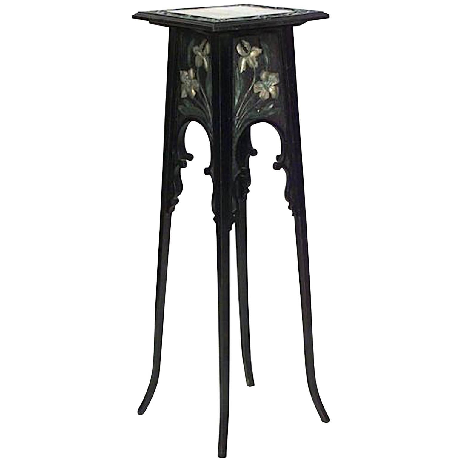 Ebonisierter Sockel im Art nouveau-Stil