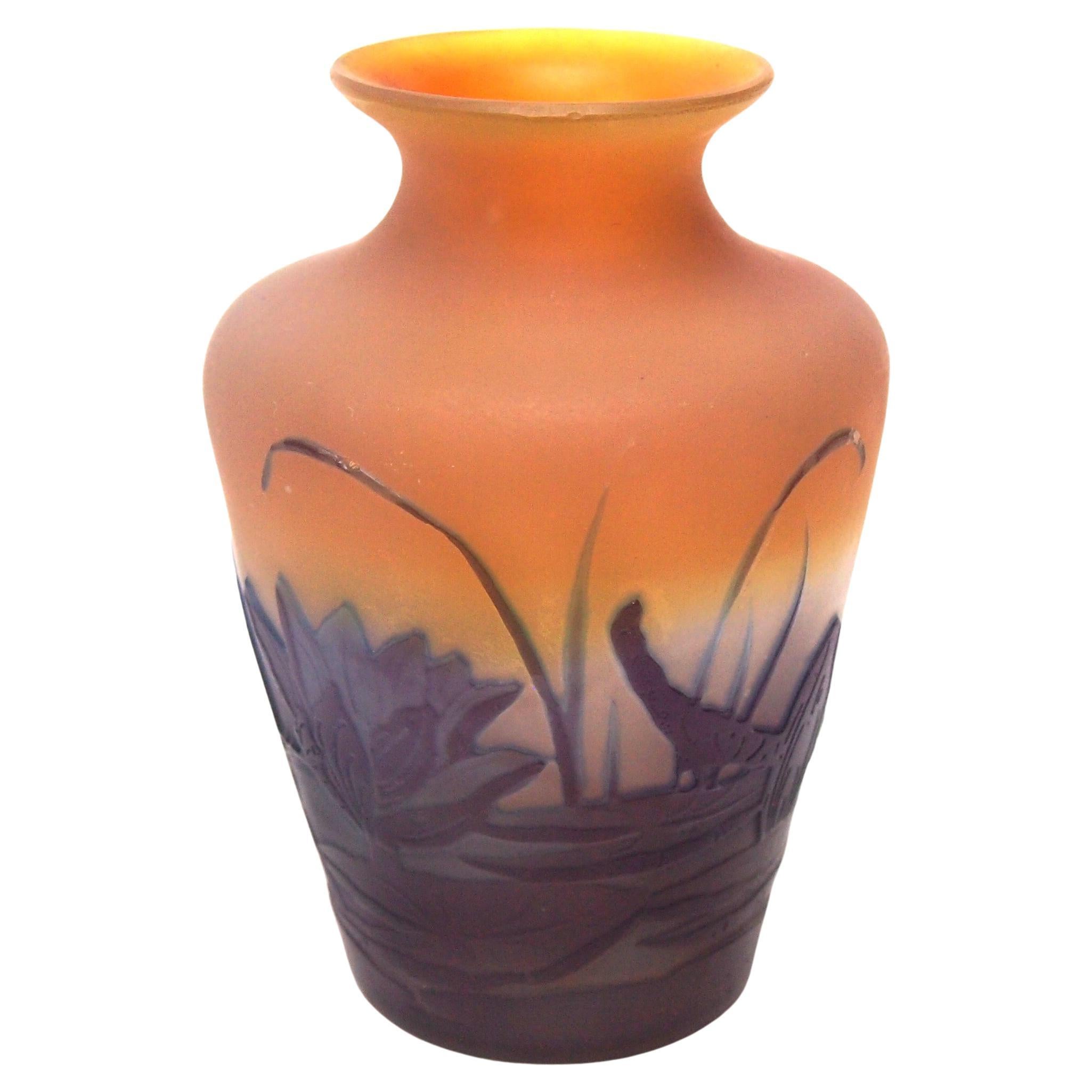 Französische Emile Galle Kamee-Vase aus Aquatischem Glas im Art nouveau-Stil mit Teichszene  c1920