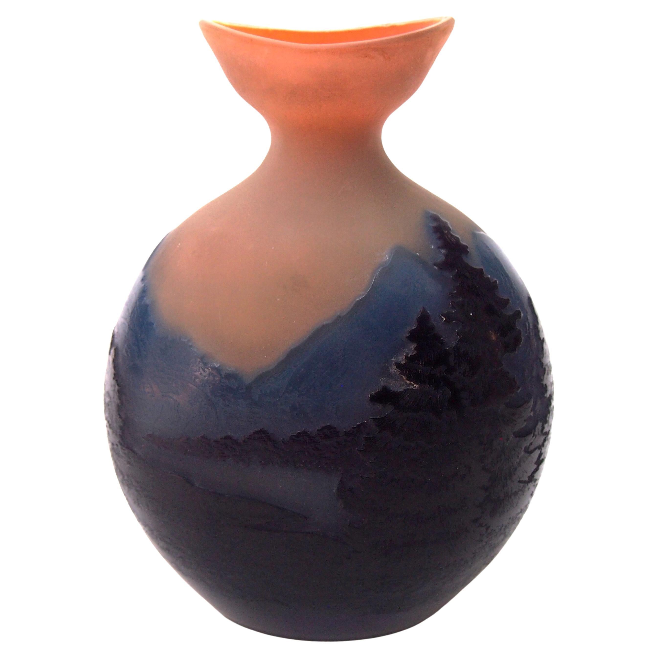 Jarrón francés Art Nouveau Emile Galle de vidrio camafeo Paisaje montañoso azul c1920