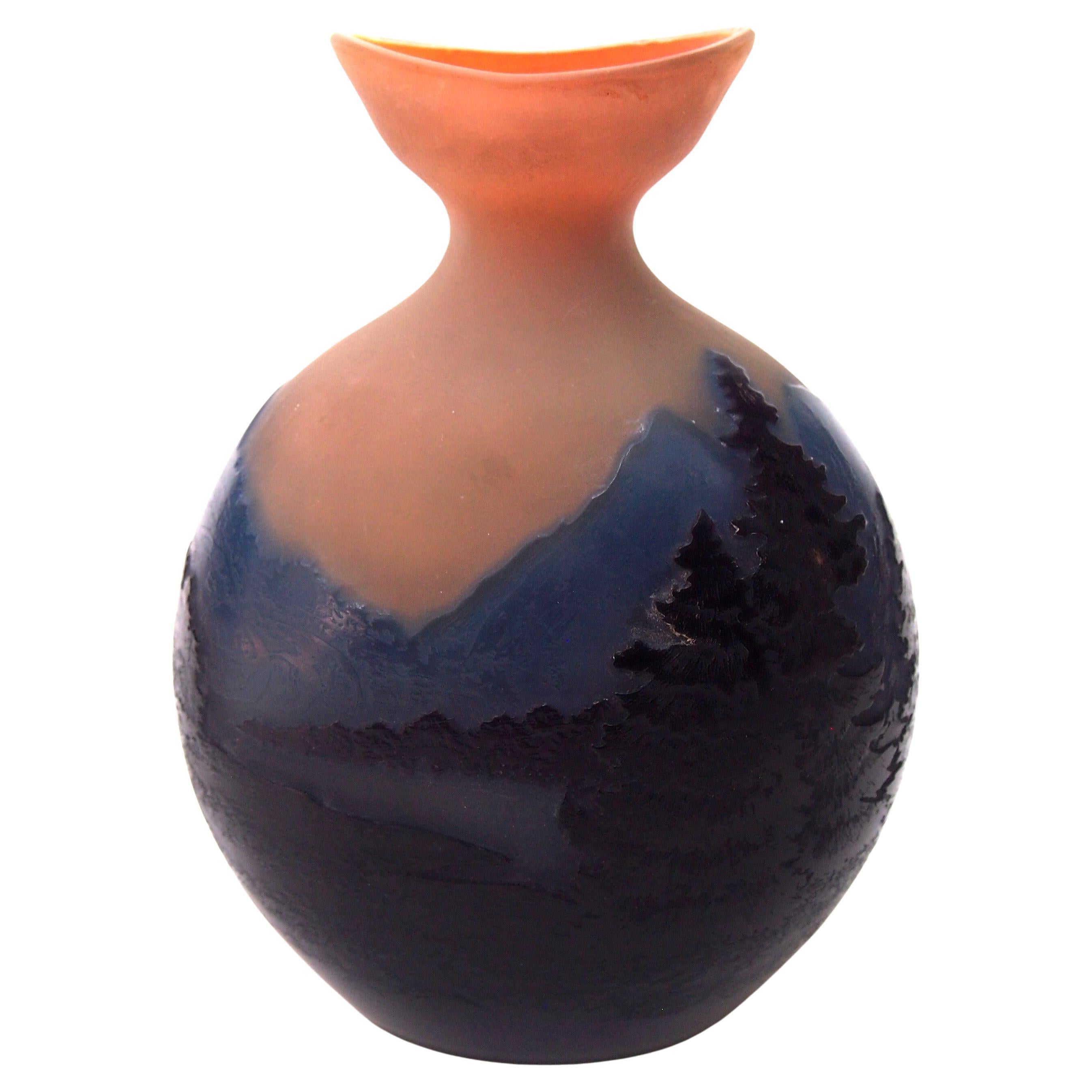 Französische Jugendstil-Vase aus Kamee-Glas, Emile Galle, Blaue Berglandschaft, Emile Galle, um 1920