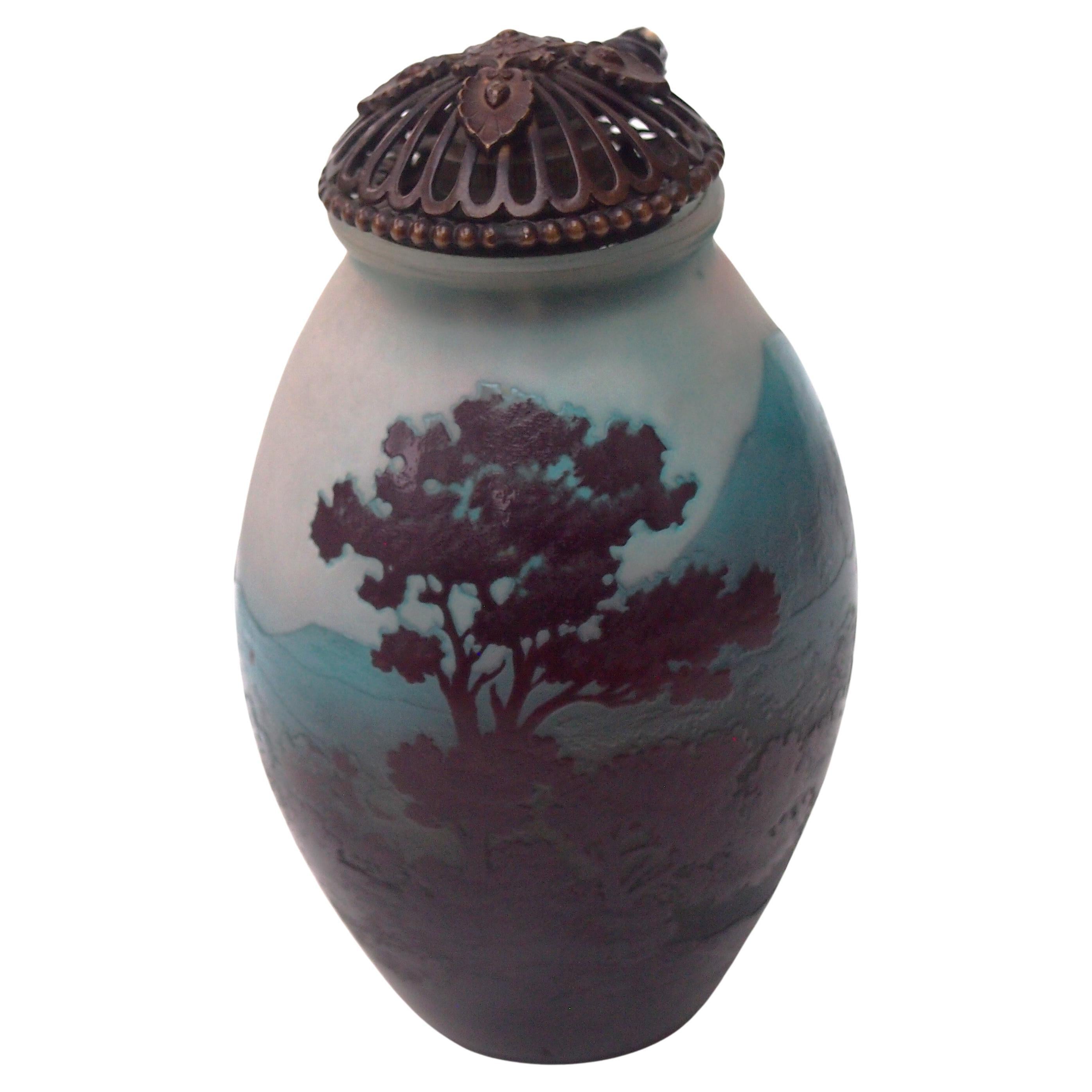 Vidrio camafeo francés Art Nouveau Emile Galle Luz nocturna de la Montaña Azul c1920