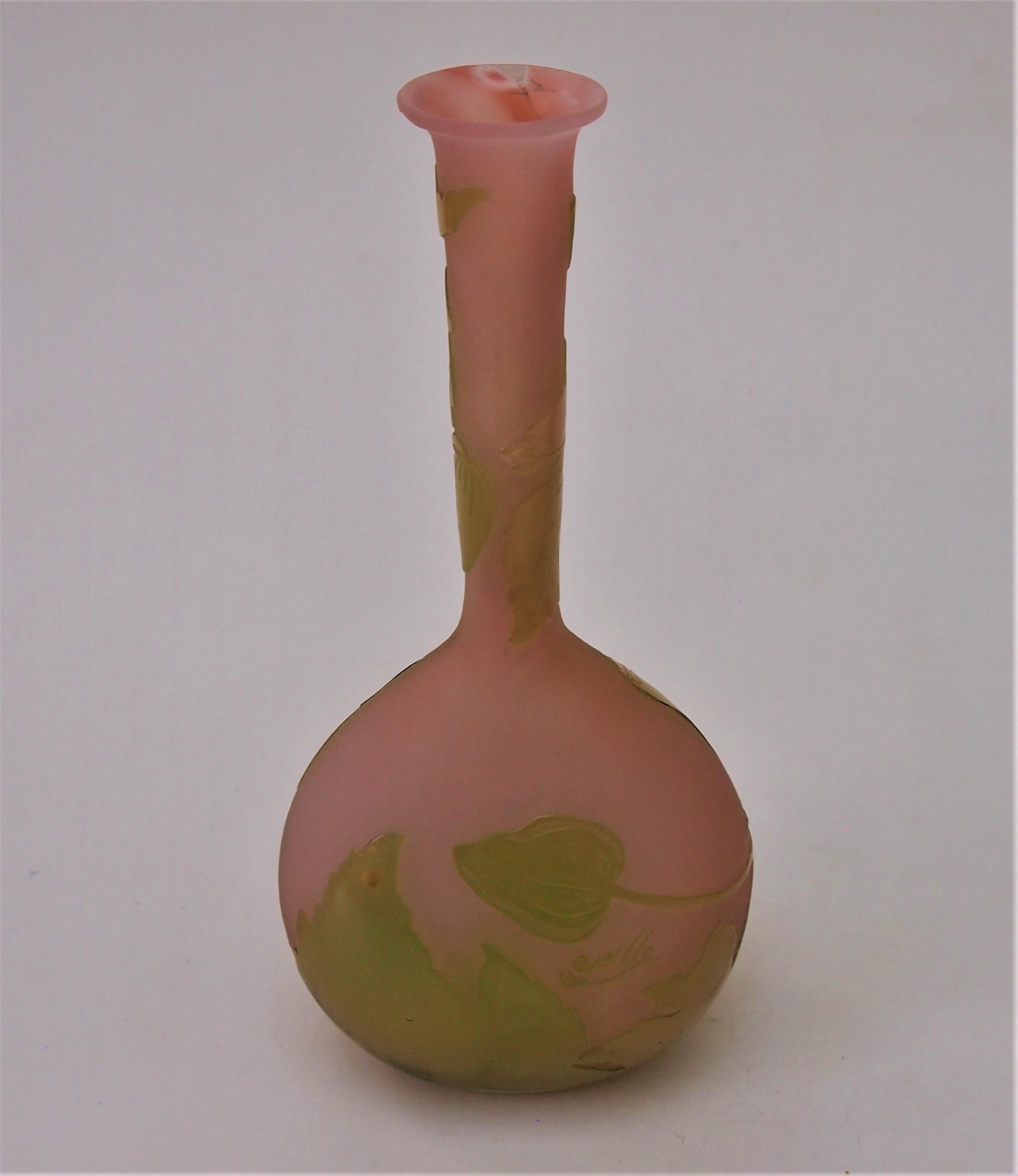 Französischer Jugendstil Emile Galle Kamee-Glas Botanische Banjo-Vase, um 1900 (Art nouveau) im Angebot