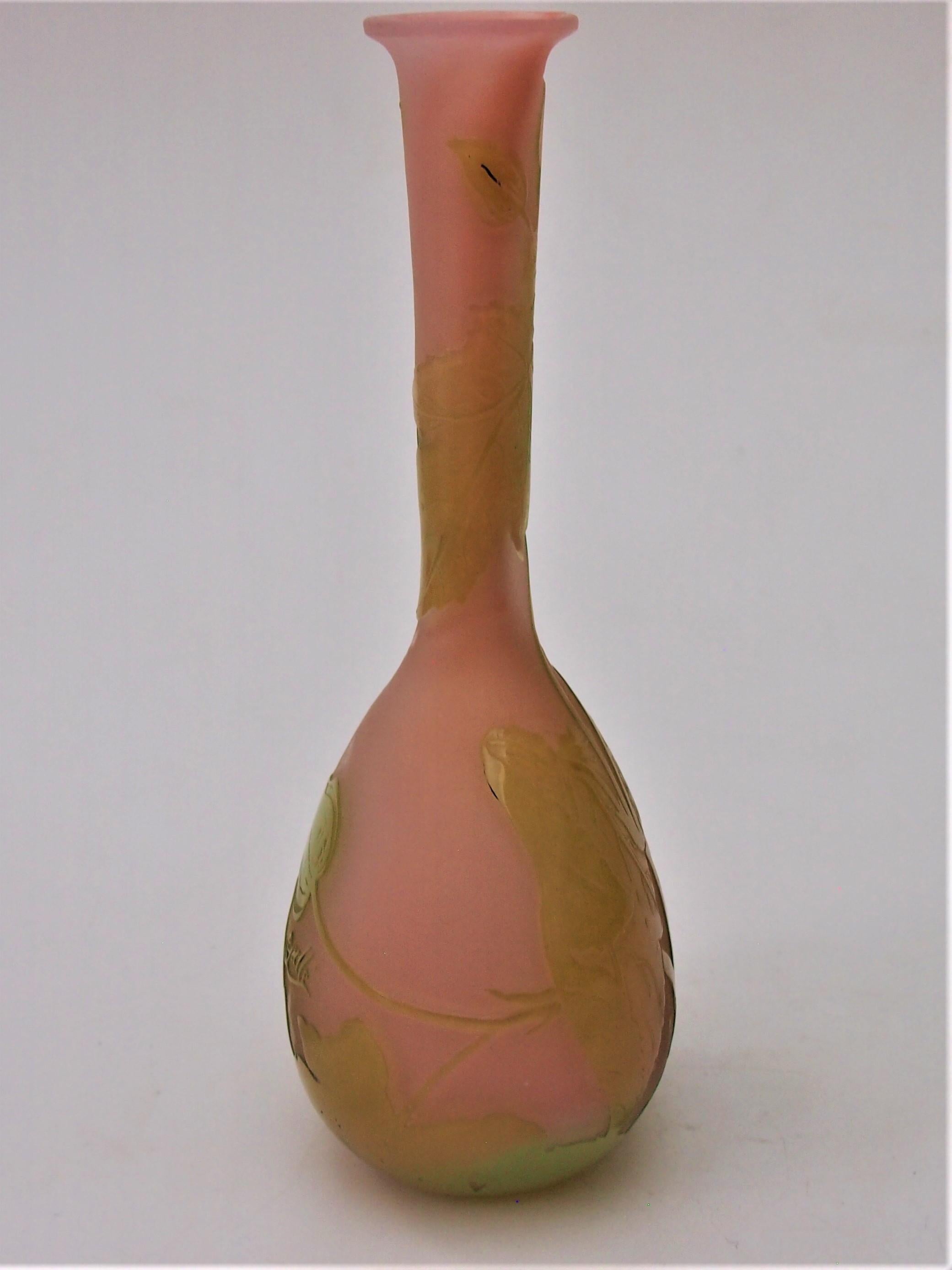 Französischer Jugendstil Emile Galle Kamee-Glas Botanische Banjo-Vase, um 1900 im Zustand „Gut“ im Angebot in Worcester Park, GB