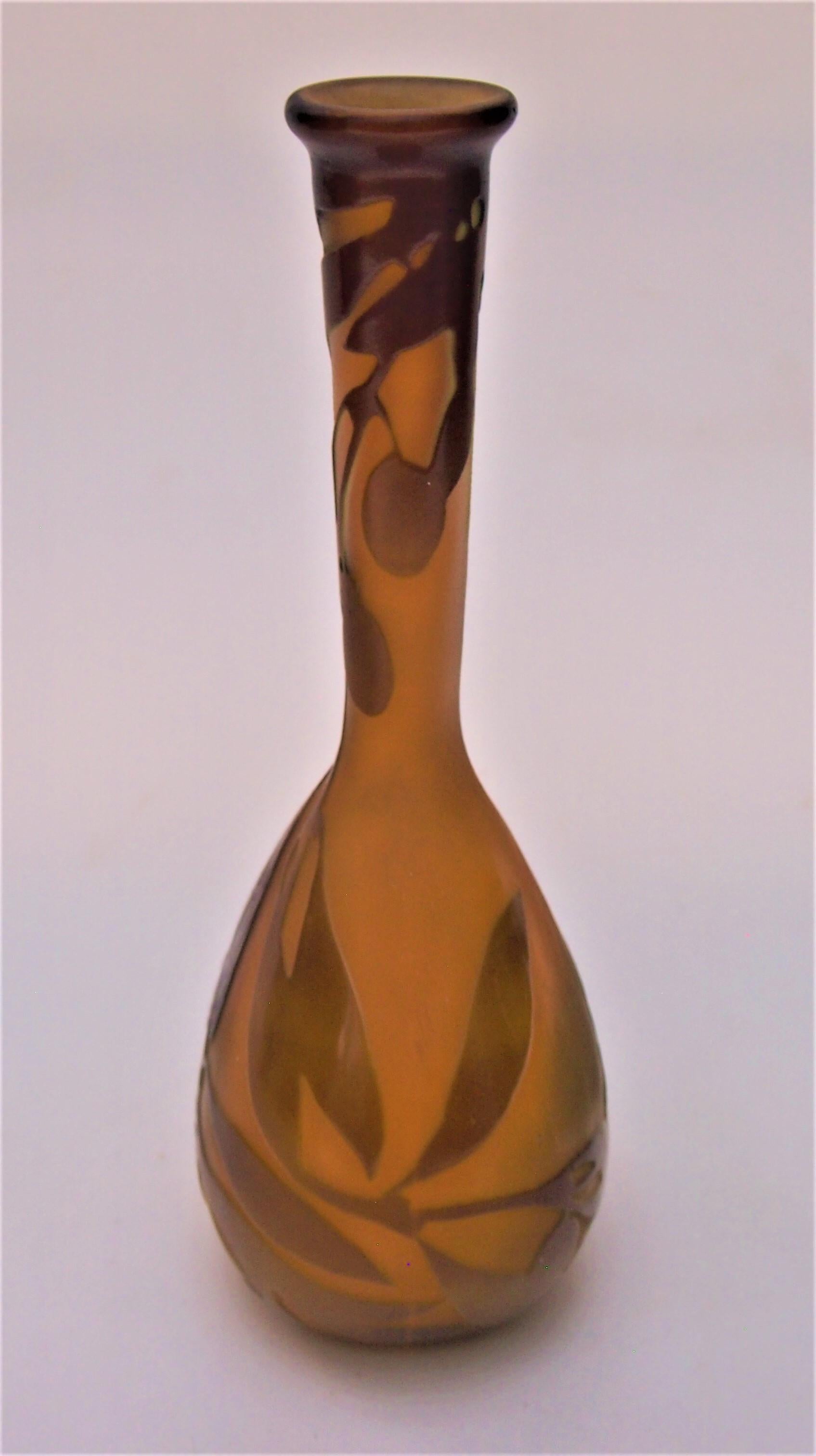 Très rare vase Art Déco Emile Galle 'Banjo', représentant une Cicada reposant sur une branche d'olivier fructifère en brun et vert sur jaune/orange, signé en camée (voir photo 3) -Provost Mark V -voir tableau -dernière photo. Dans les archives de