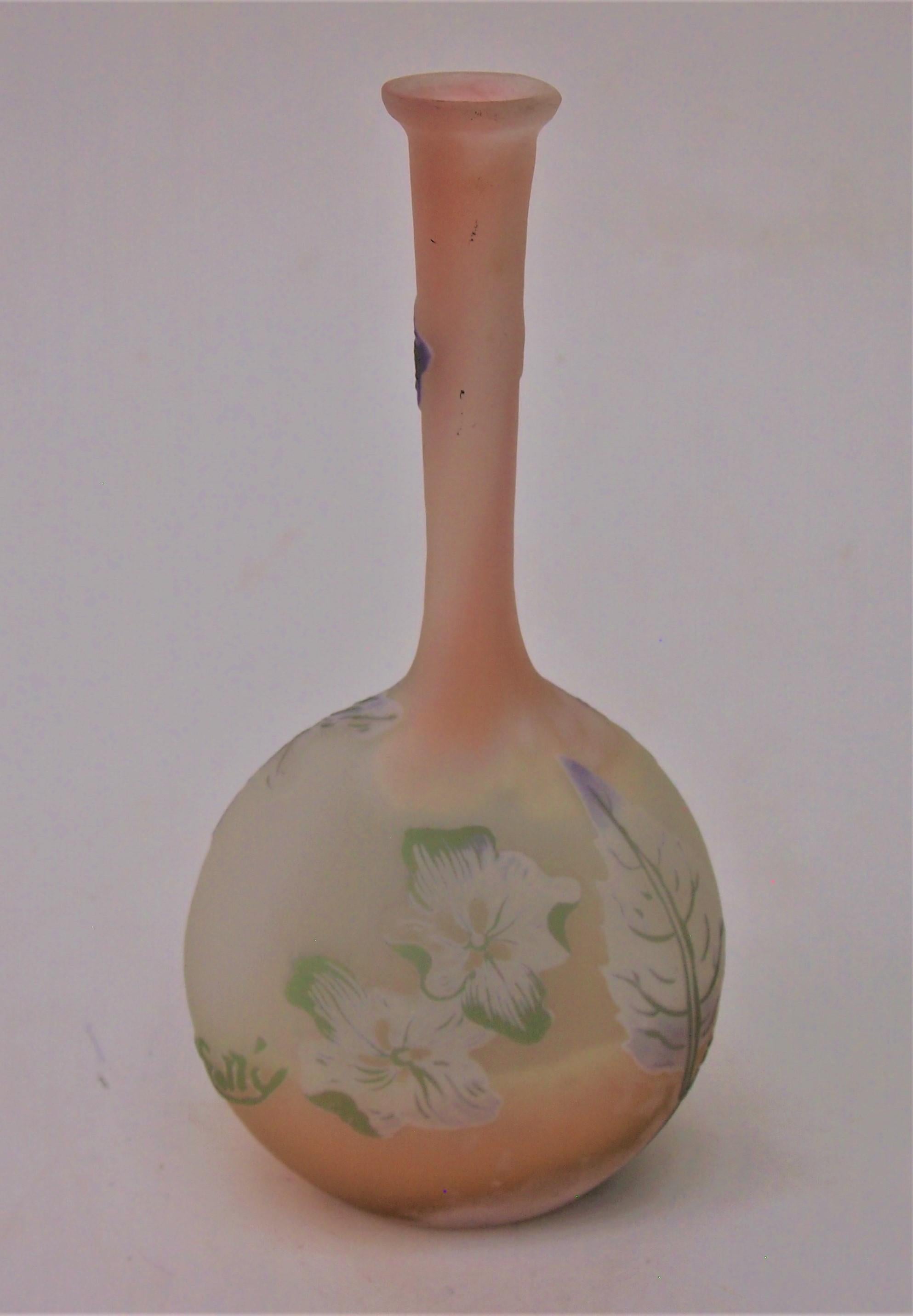 French Art Nouveau Emile Galle Cameo Glass Four Colour Banjo Vase, circa 1900 In Good Condition For Sale In Worcester Park, GB