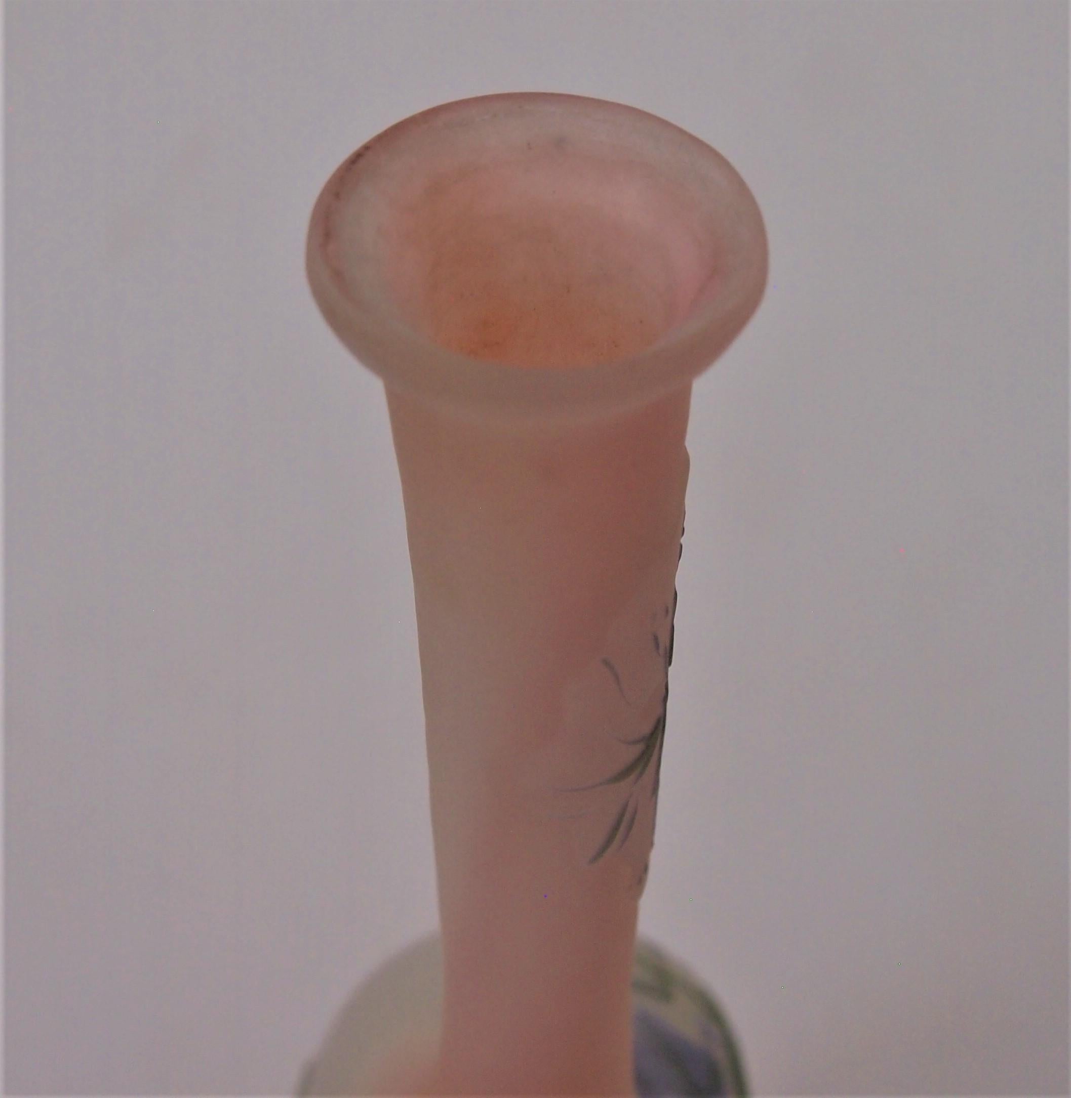 Jarrón banjo francés Art Nouveau Emile Galle de vidrio camafeo de cuatro colores, hacia 1900 Vidrio artístico en venta