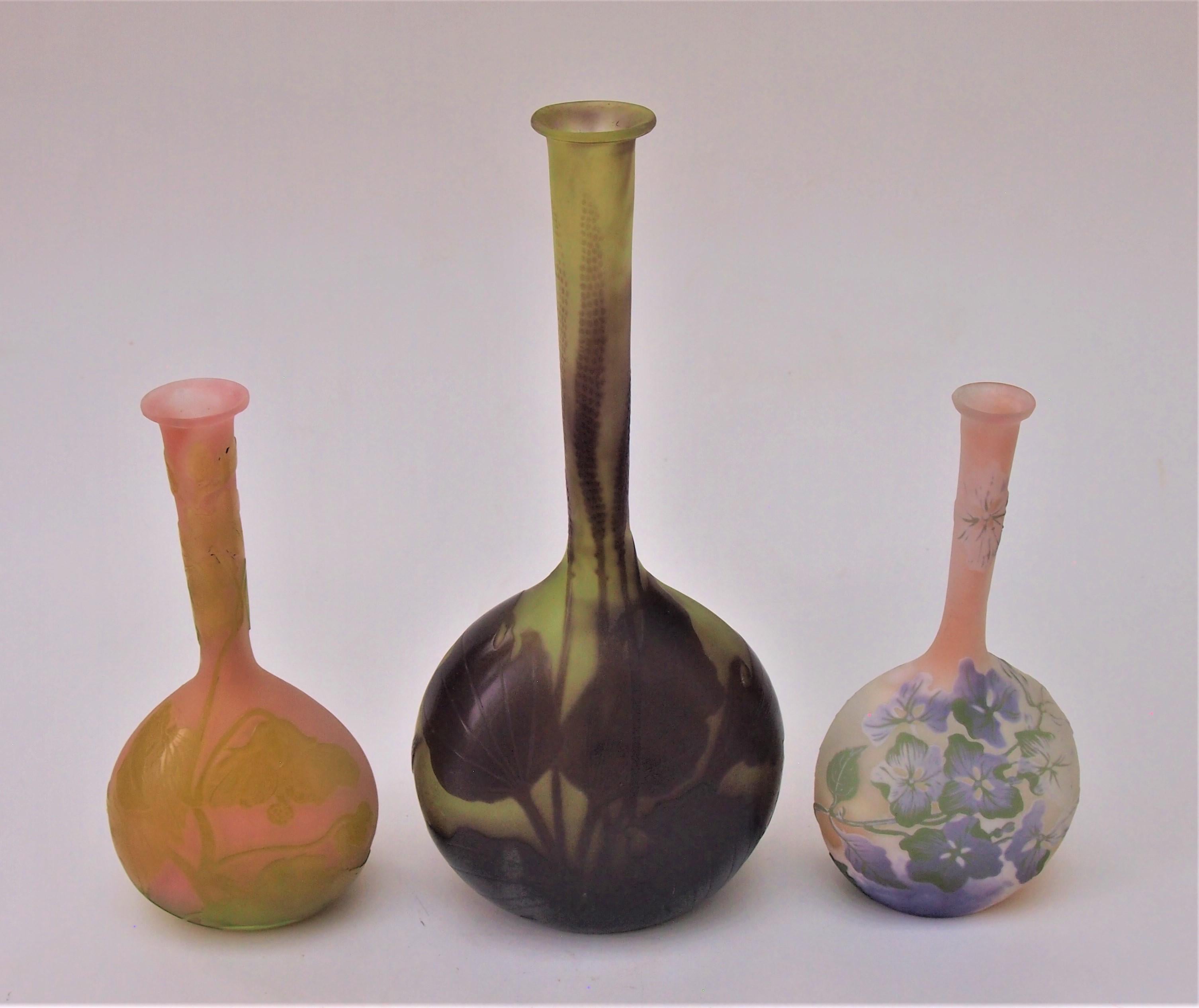 French Art Nouveau Emile Galle Cameo Glass Four Colour Banjo Vase, circa 1900 For Sale 3