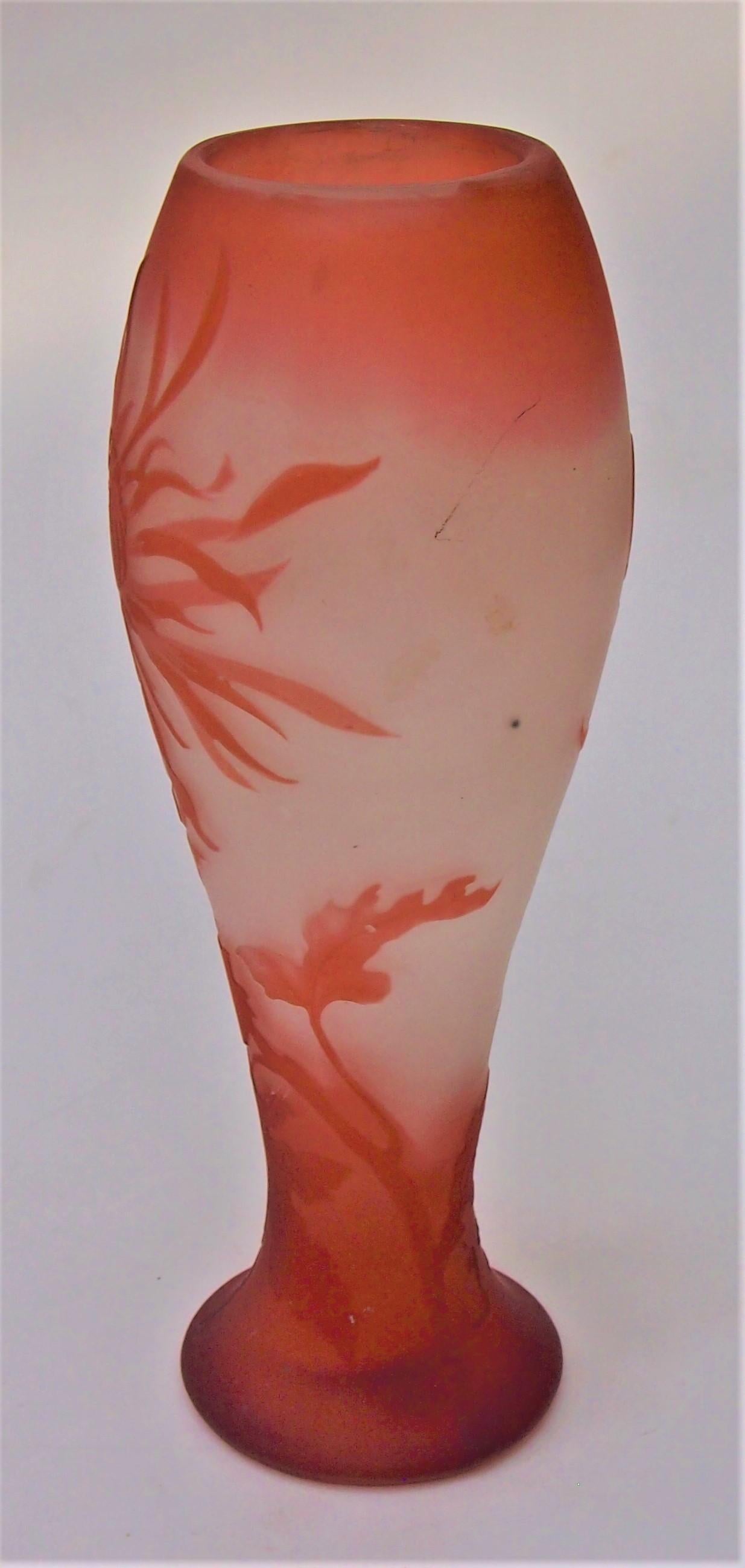 Seltene und frühe Art Nouveau Emile Galle Kamee-Glasvase, die stachelige Dahlienblüten in Orange über mattiertem Klarglas darstellt, signiert in Kamee (siehe Bild 5) mit der zusätzlichen super seltenen limitierten Nummer 13 - in Kamee erhaben
