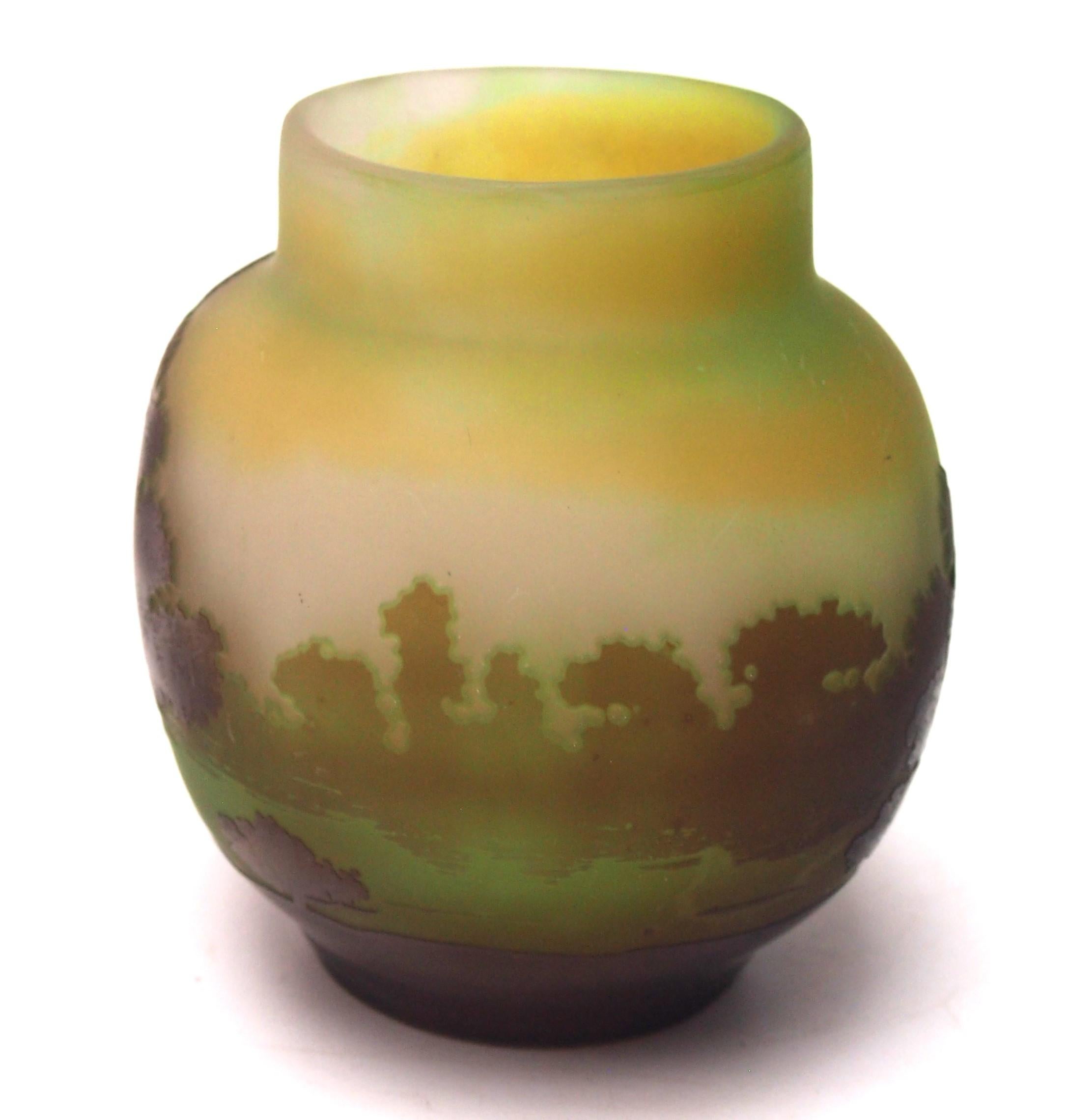 Vase paysage Emile Galle Camée Art Nouveau, représentant une scène très matinale, avec un ciel jaune vif et des arbres bruns et verts dans la ronde, principalement derrière une rivière verte légèrement ondulante et réfléchissante. Il s'agit d'un