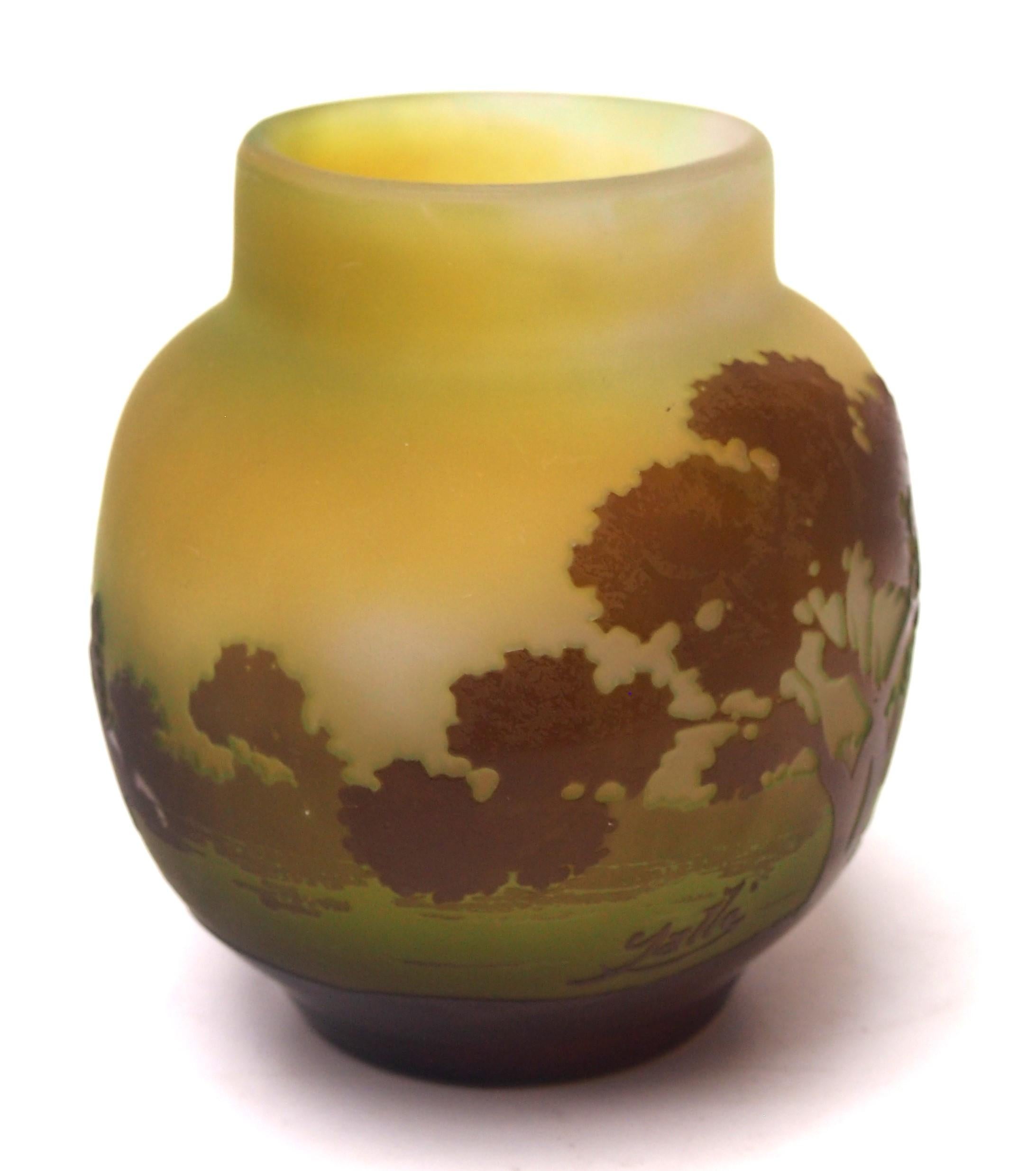 Français Verre camée français Art Nouveau Emile Galle  Vase paysage MISTI c1910 en vente