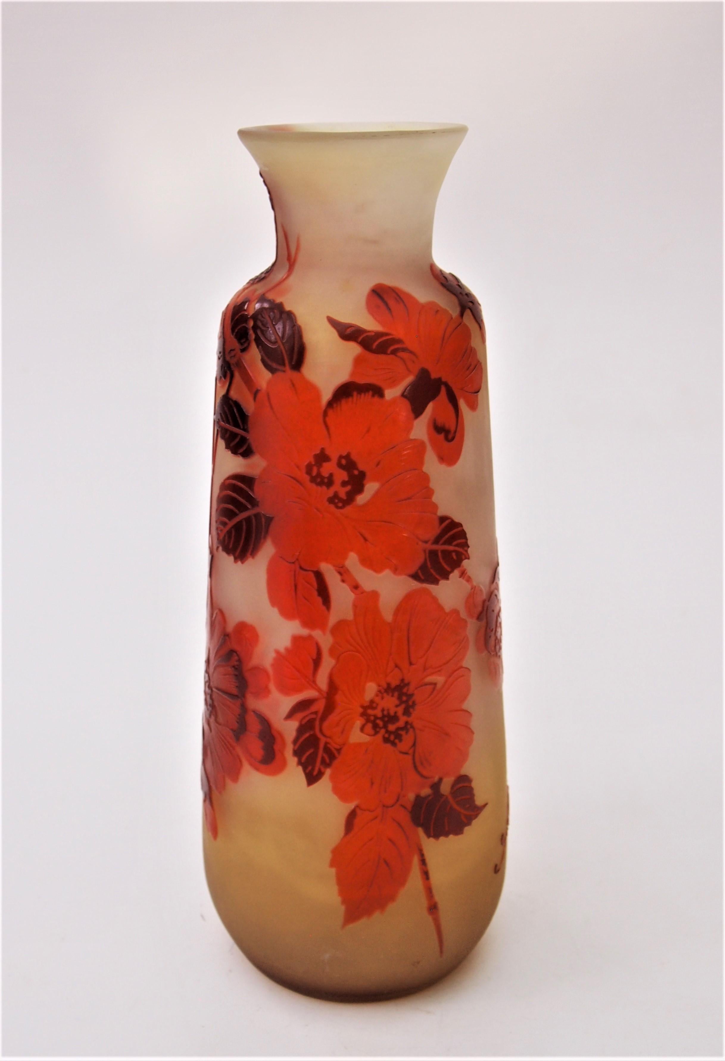 Ungewöhnliche Kamee-Vase von Emile Galle in dunkelrot und leuchtend rot über orange mit einer Darstellung einer Prunus Spinosa-Blüte (Schlehe), die von oben herabfällt (die meisten Bilder von Emile Galle sind von unten nach oben, nur bei einigen