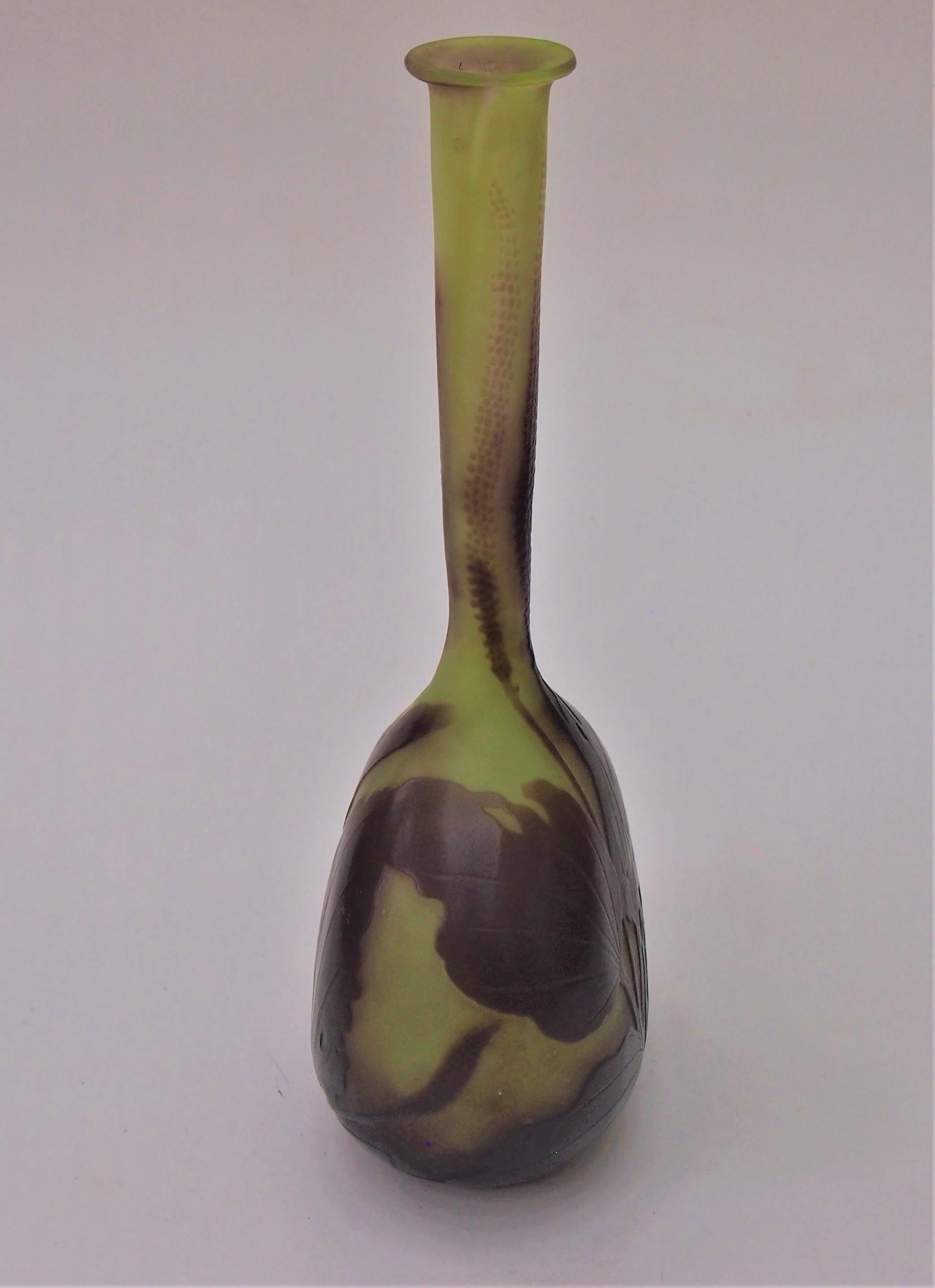 Rare vase Art Nouveau Emile Galle Extra Large 'Banjo', représentant une plante collante de type attrape-mouche en violet sur vert, signé en camée (voir photo 5 Mk.III voir dernière photo pour le tableau de datation). Les vases Cameo Banjo d'Emile