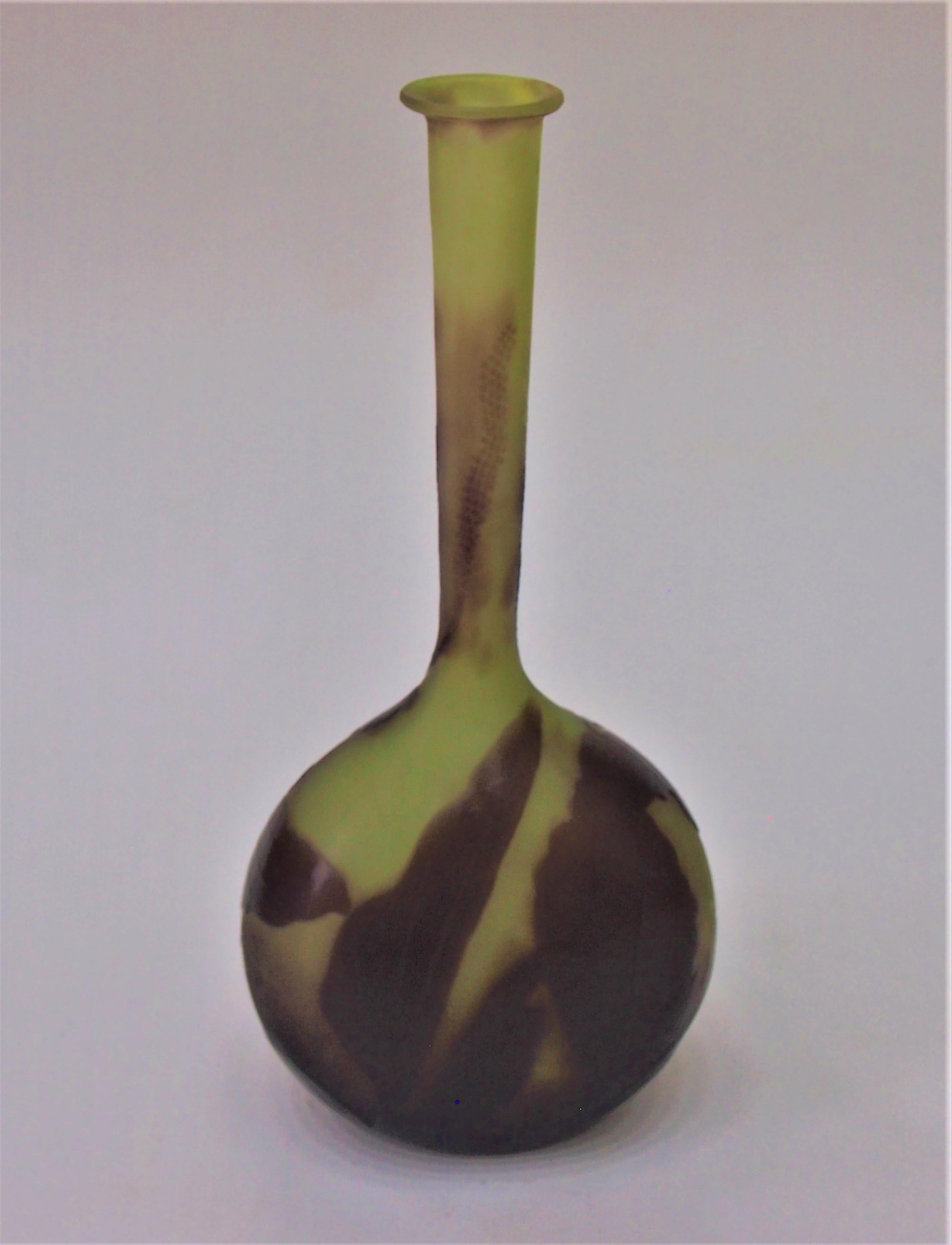 Art nouveau Vase Banjo Botanique en Verre Cameo Emile Galle Art Glass, circa 1908 en vente