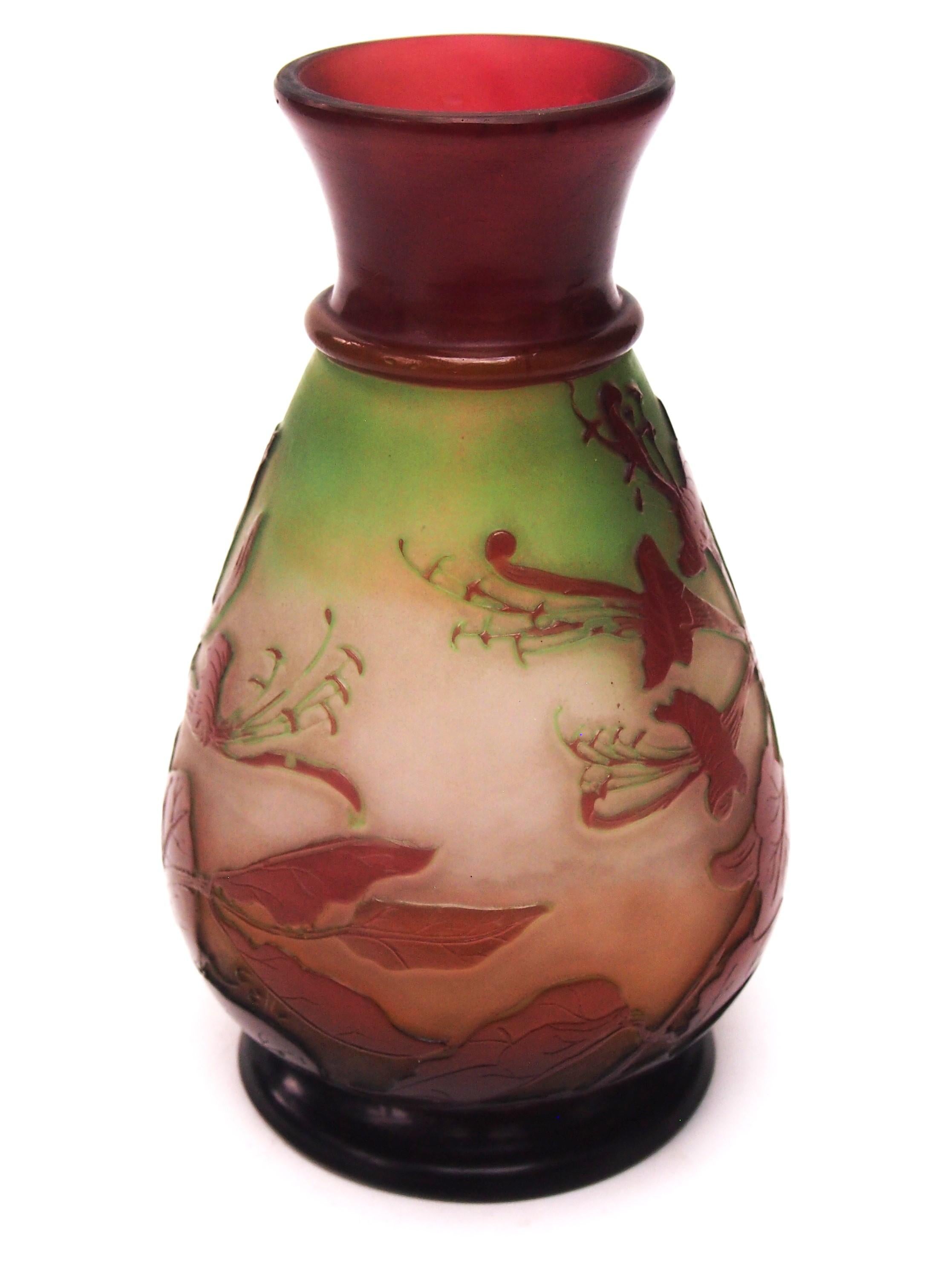 Art Nouveau francés  Emile Galle Jarrón de cristal camafeo- Madreselva-con etiqueta original en Bueno estado para la venta en Worcester Park, GB