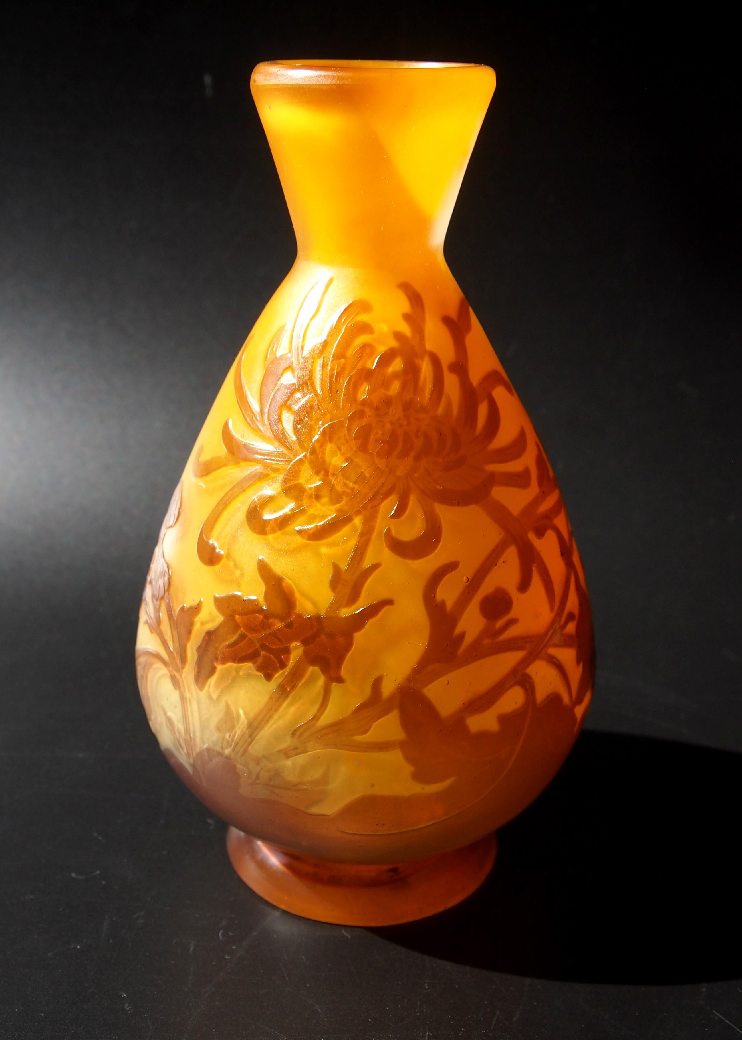 Superb Emile Galle cameo vase in a classic shape. Purple over orange (making the purple look brown) - depicting stunning flowering Spider Mums (spiky Chrysanthemums). It is signed in cameo (image 4). 

Emile Galle was probably the greatest glass
