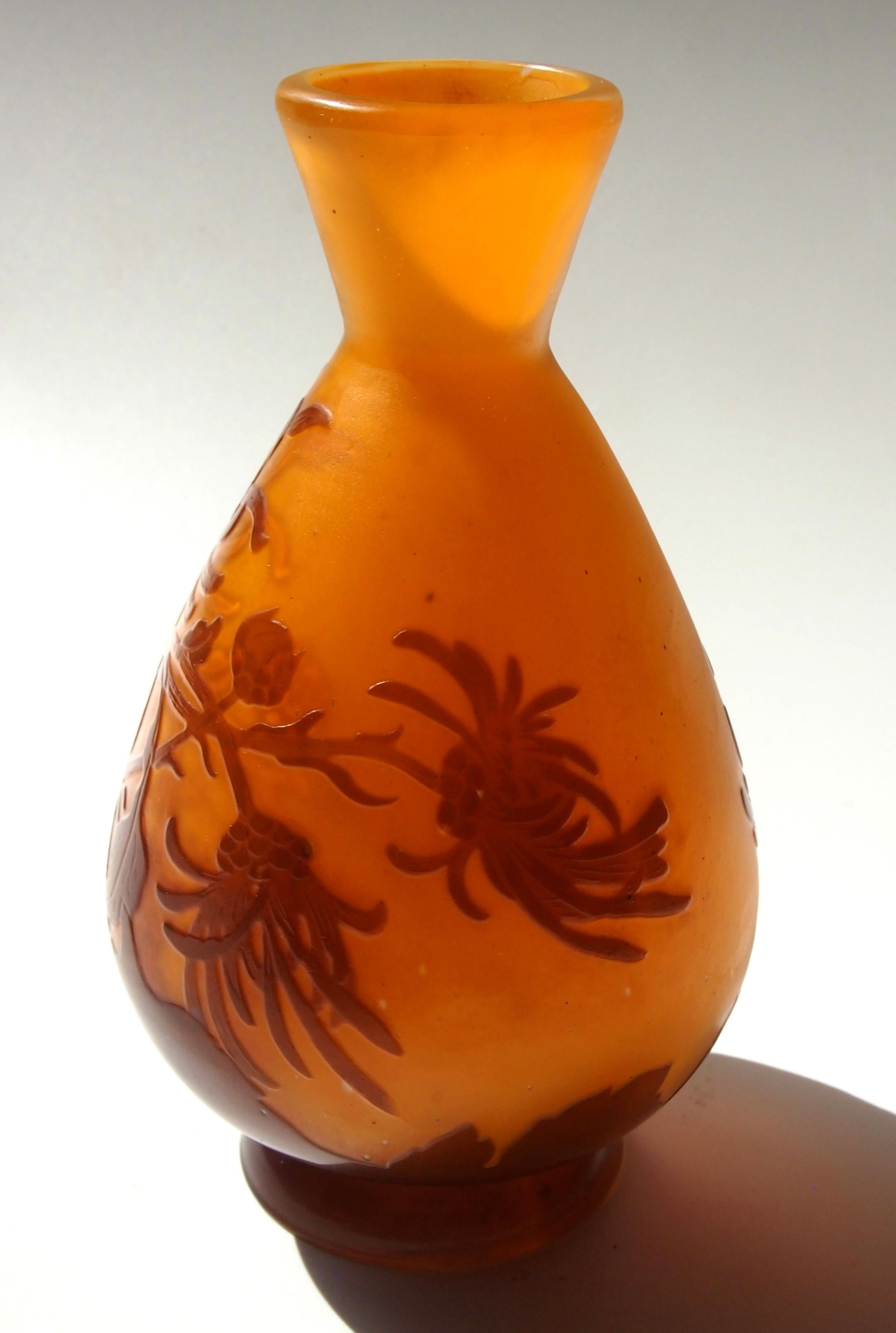 French Art Nouveau Emile Galle Cameo Glass Vase Signed circa 1900, Spider Mums In Good Condition In London, GB