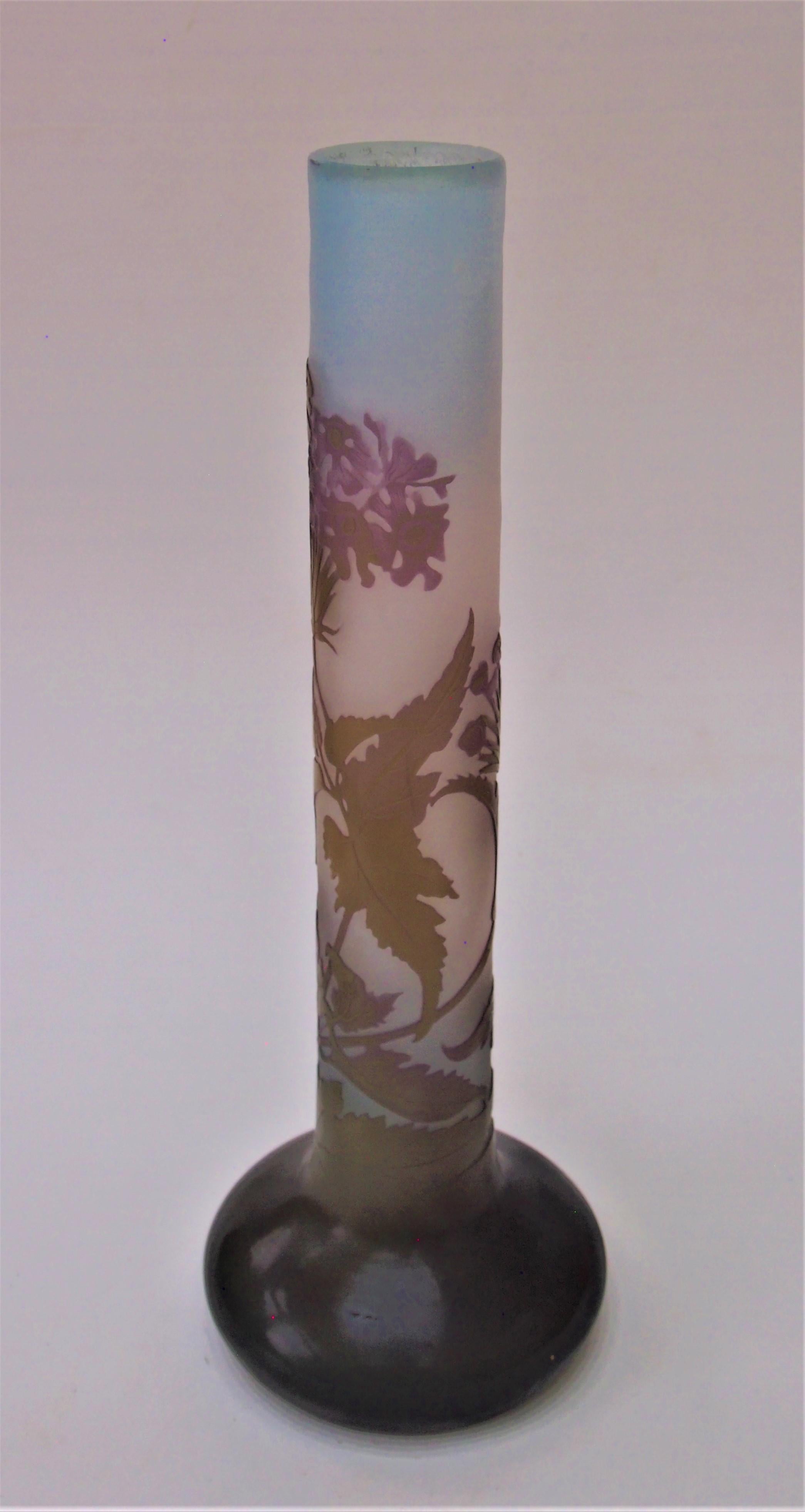 Étonnant  Grand vase à bâtonnets Emile Galle en camaïeu de violet dramatique et de vert foncé sur fond bleu vif - représentant des branches de verveine en fleur, (une plante de la famille de l'oranger), et des fleurs de la famille de l'oranger (une