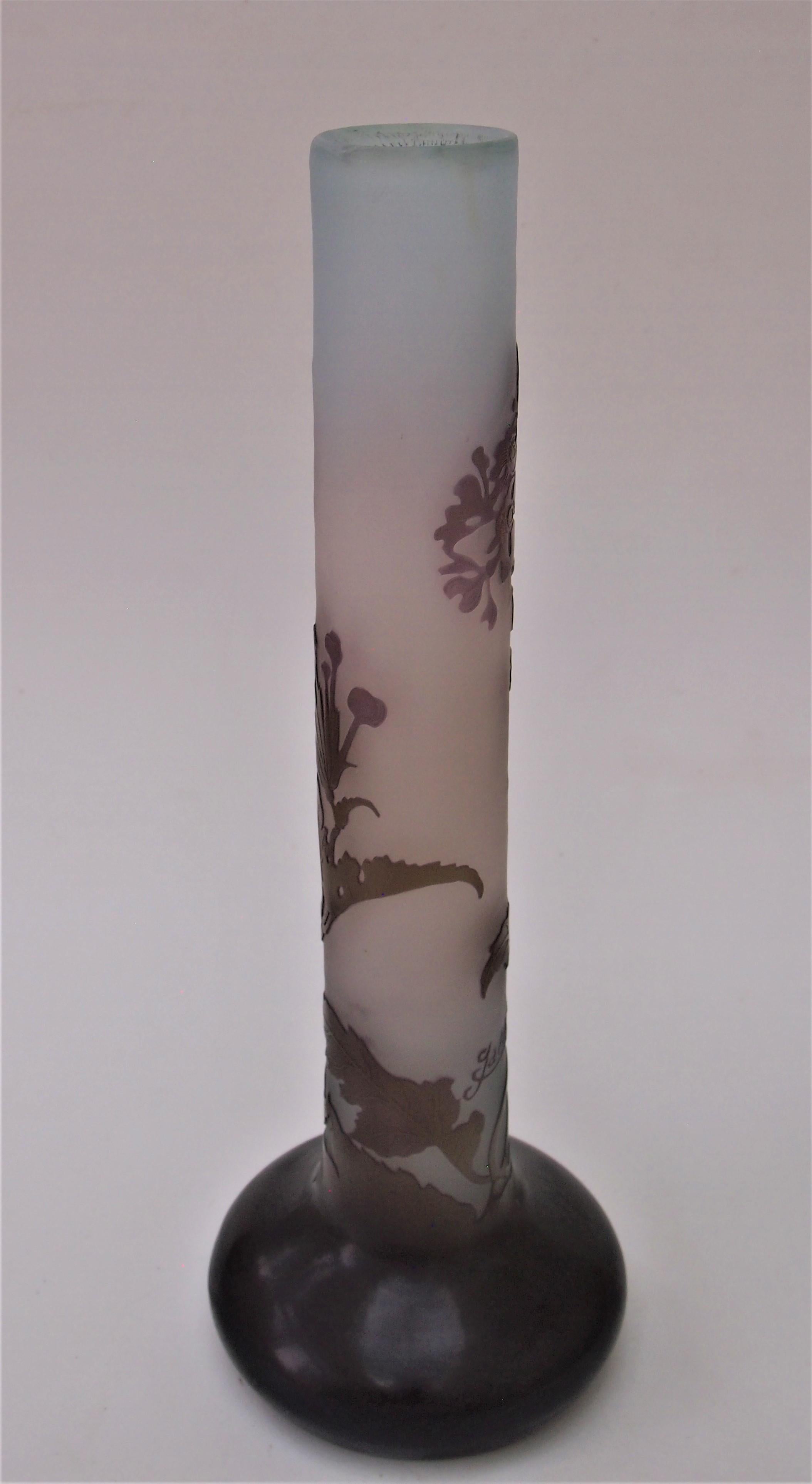 Début du 20ème siècle Vase en verre camée Vervain Blossom de style Art nouveau français d'Emile Galle, vers 1908 en vente