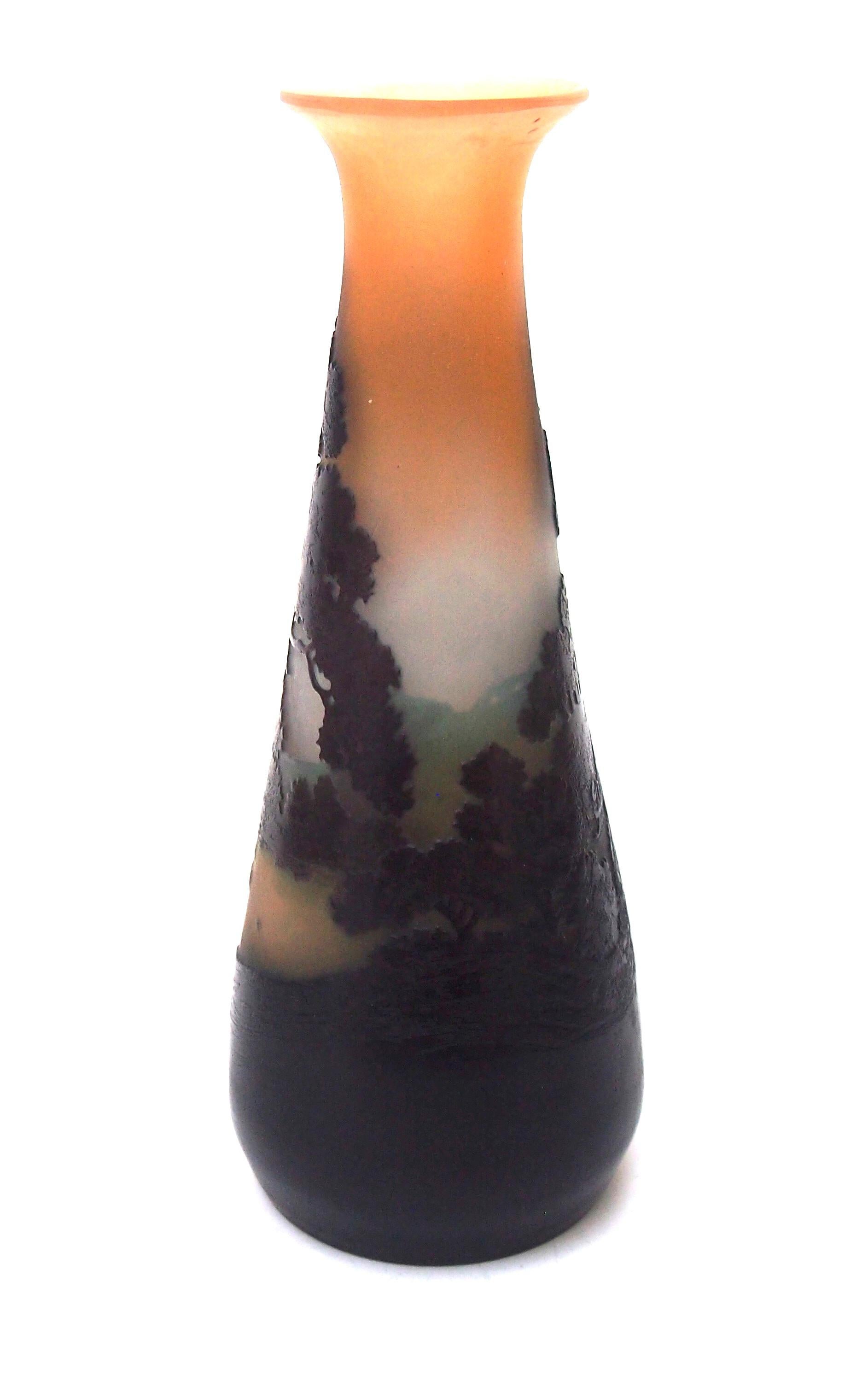 Fabelhafte Art Nouveau Emile Galle Cameo frühen Landschaft Vase, die eine klassische Landschaft Szene mit großen Bäumen lehnt über einen ruhigen Teich in der frühen unheimlichen Morgenlicht.  In einer sehr seltenen Farbkombination aus Pfirsich mit