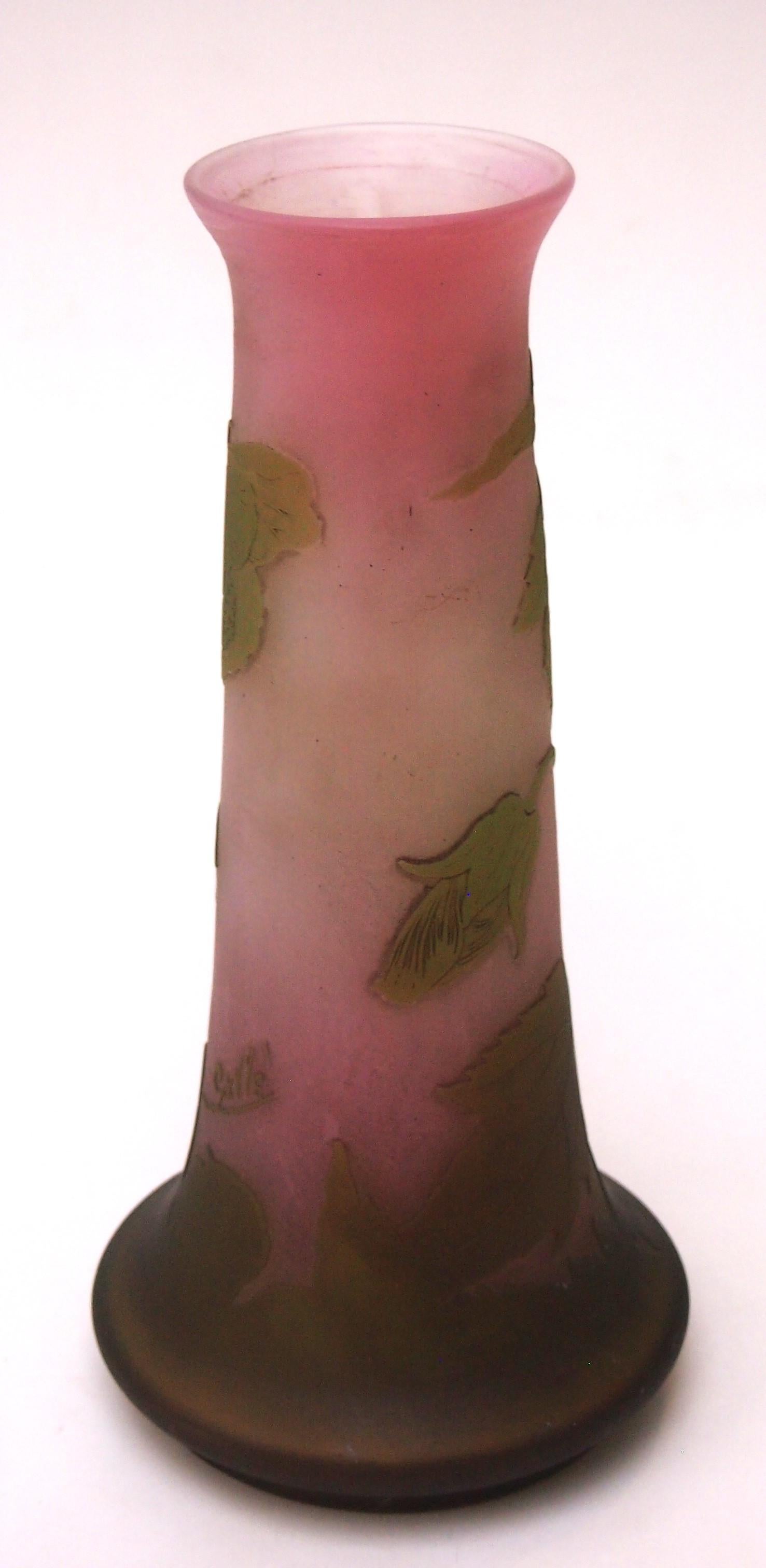 Jarrón francés Art Nouveau Emile Galle de vidrio camafeo rosa y verde  C1900 Francés en venta