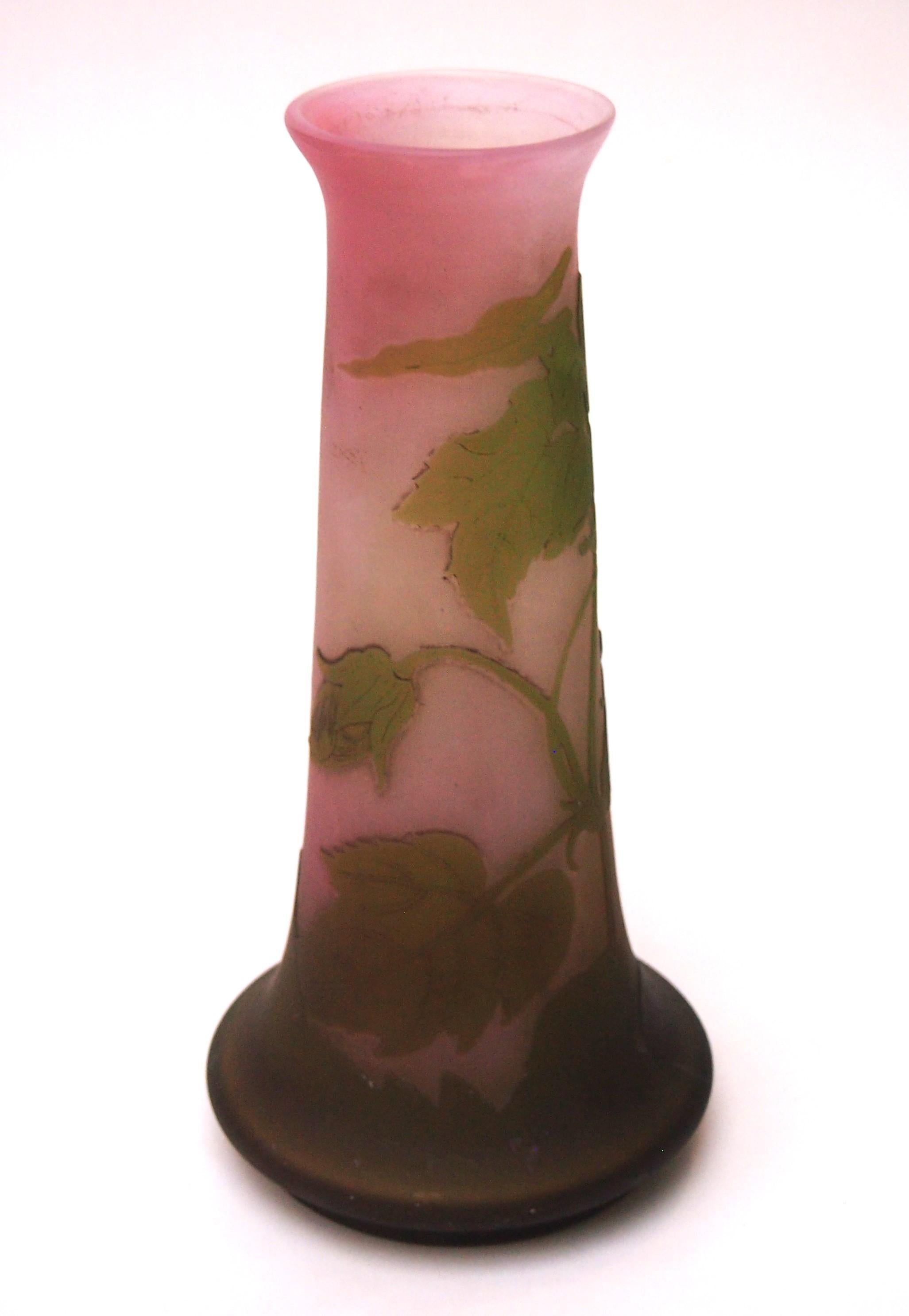 Jarrón francés Art Nouveau Emile Galle de vidrio camafeo rosa y verde  C1900 en Bueno estado para la venta en Worcester Park, GB