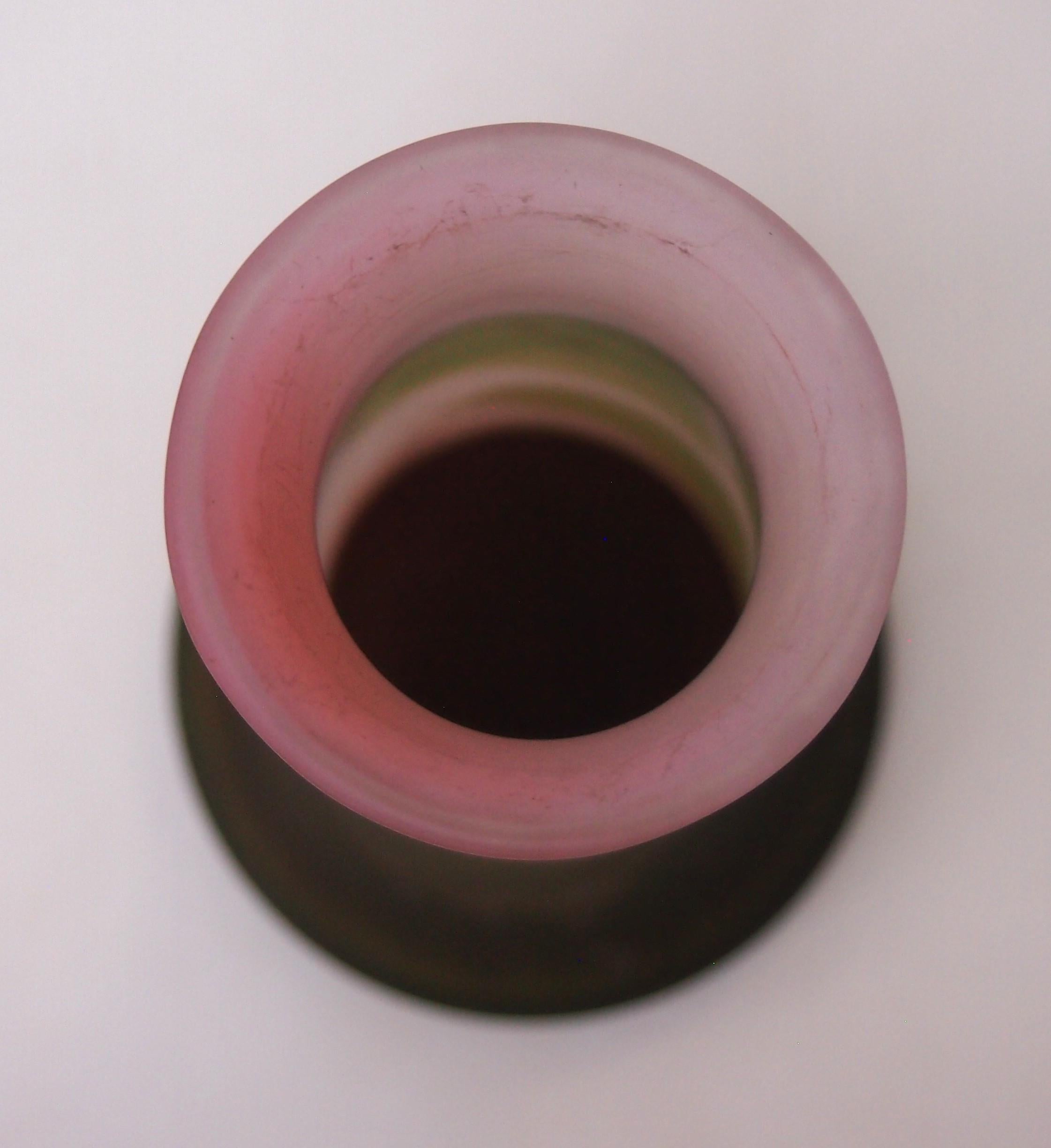 Jarrón francés Art Nouveau Emile Galle de vidrio camafeo rosa y verde  C1900 Vidrio artístico en venta