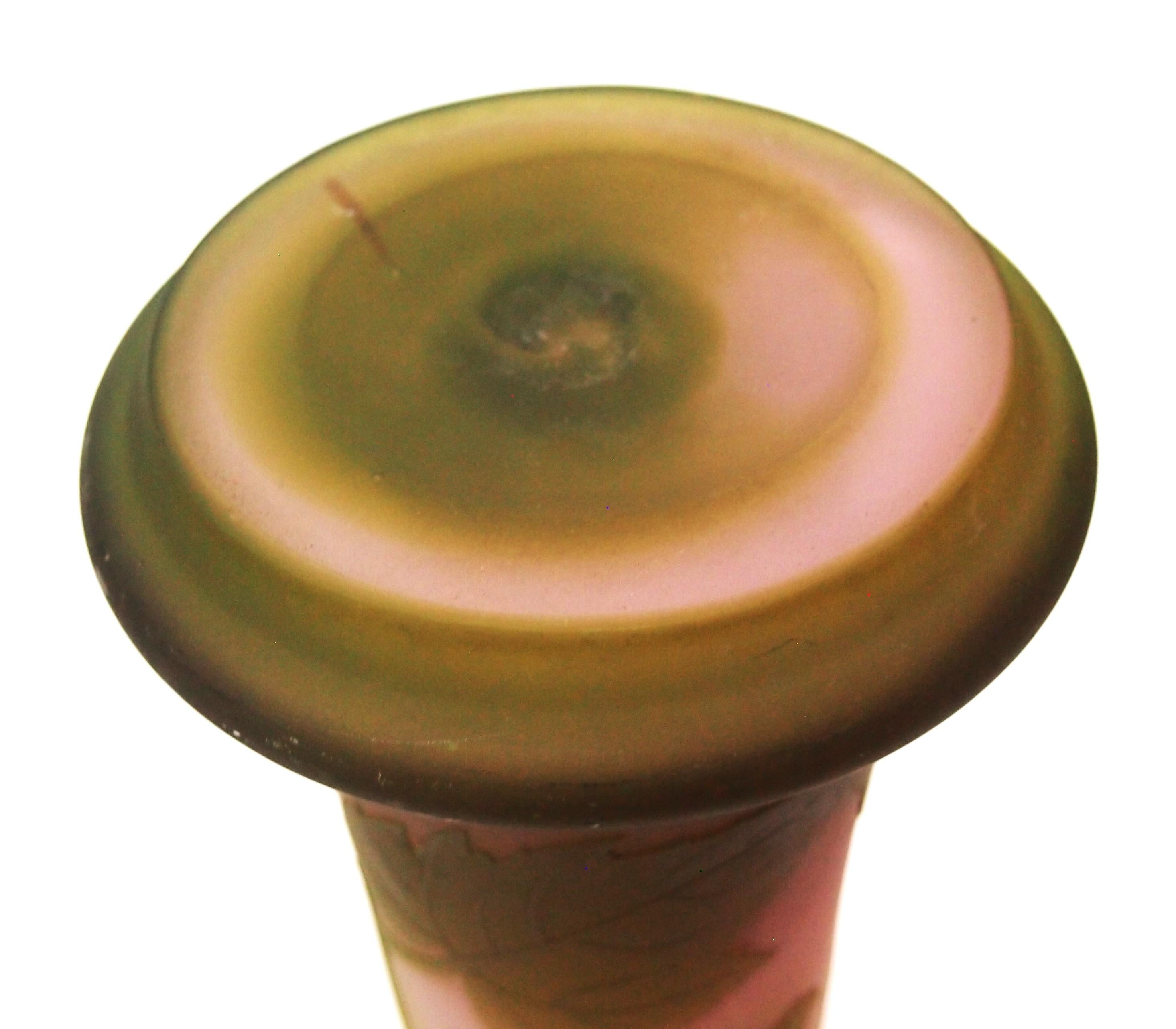 Jarrón francés Art Nouveau Emile Galle de vidrio camafeo rosa y verde  C1900 en venta 1