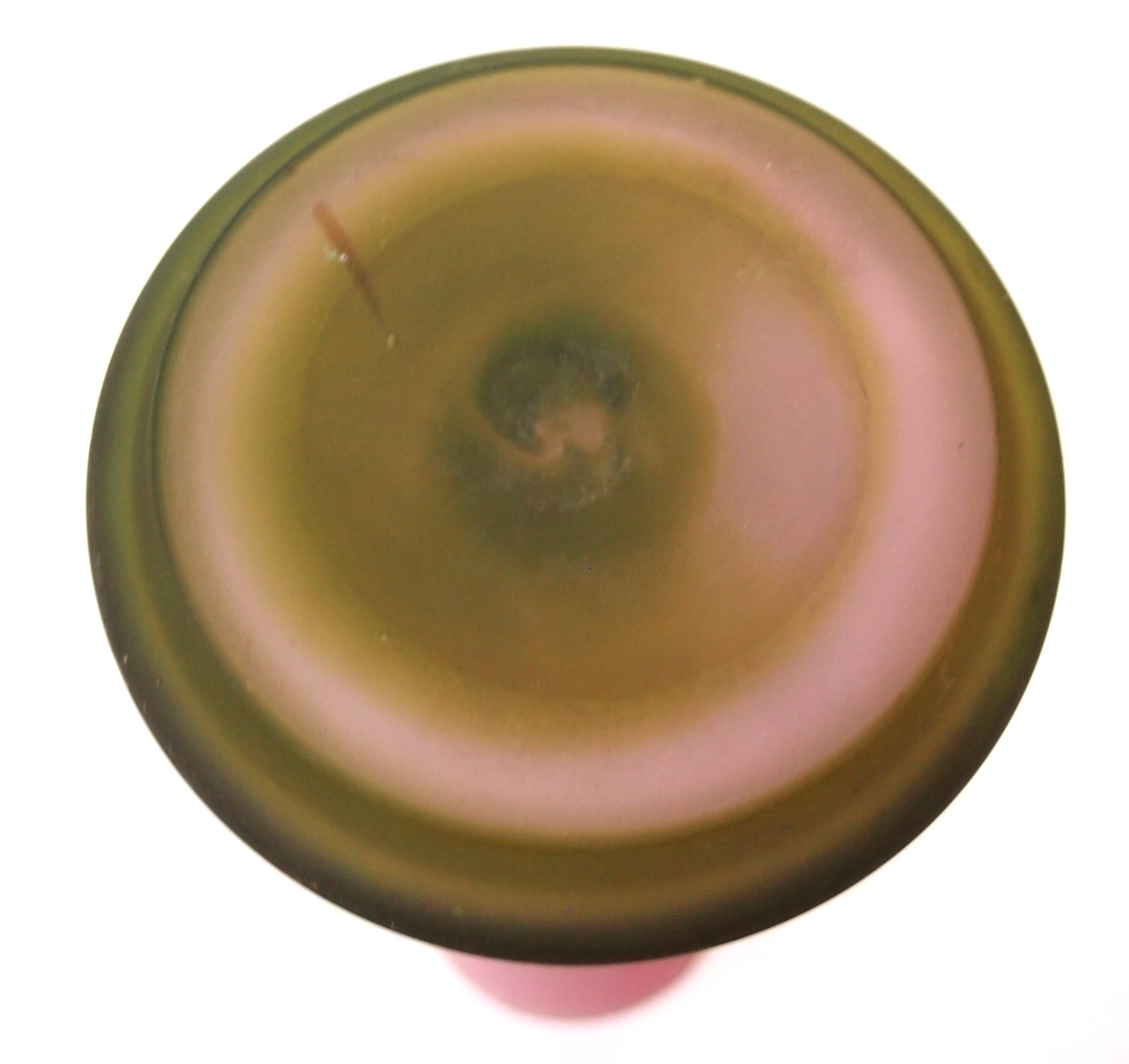 Jarrón francés Art Nouveau Emile Galle de vidrio camafeo rosa y verde  C1900 en venta 2