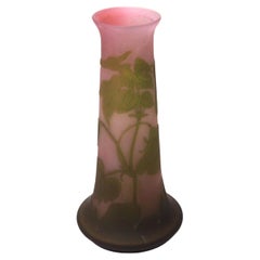 Jarrón francés Art Nouveau Emile Galle de vidrio camafeo rosa y verde  C1900