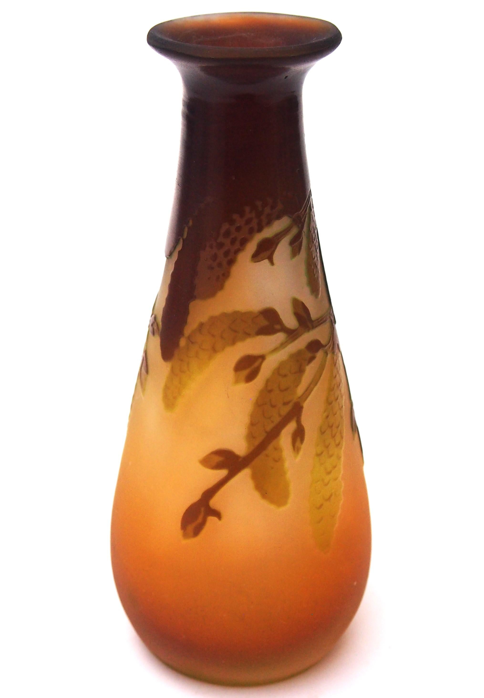 Französischer Jugendstil Emile Galle Kleine Kamee-Glasvase mit Haselnusskätzchen (Art nouveau) im Angebot