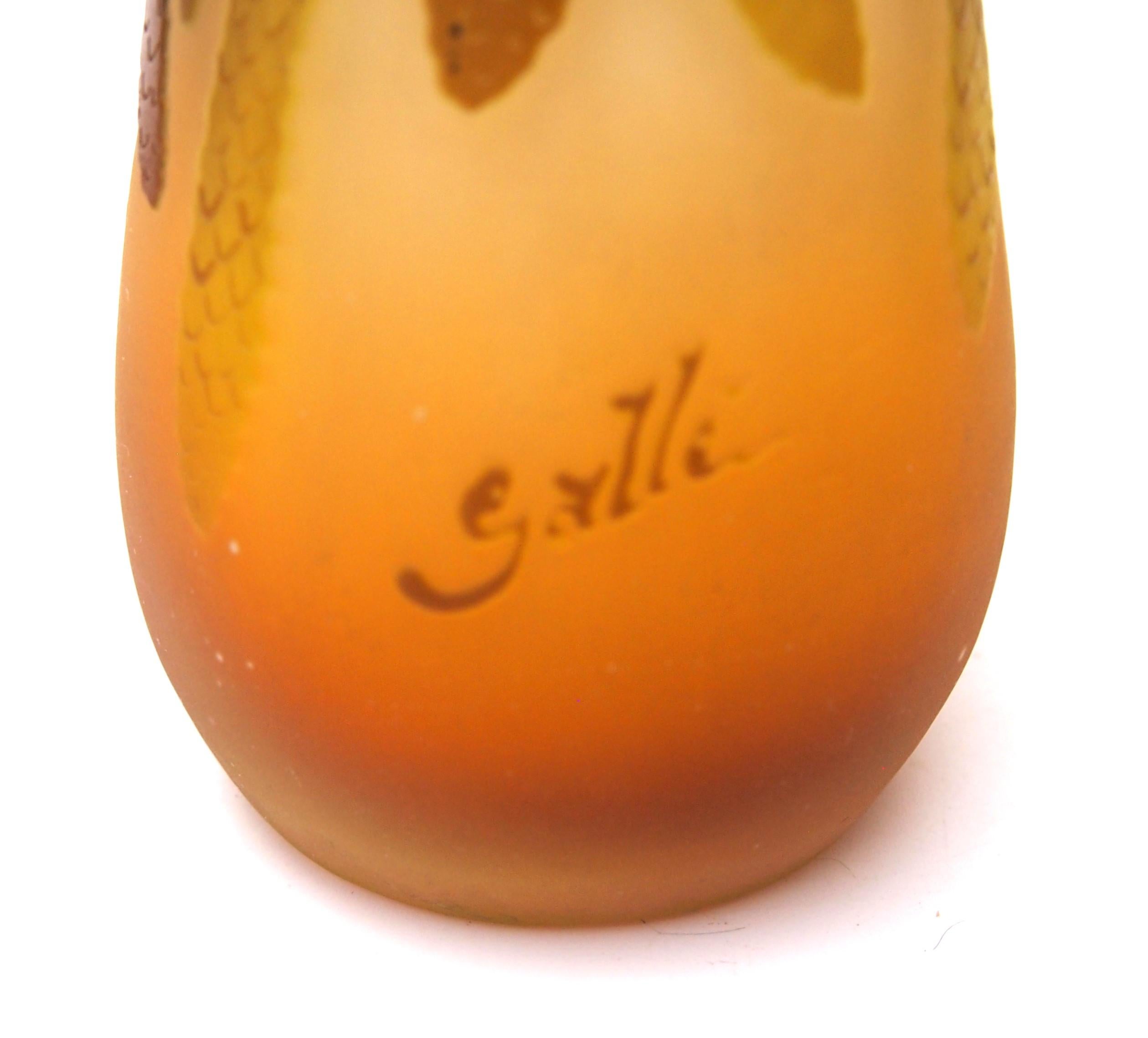 Französischer Jugendstil Emile Galle Kleine Kamee-Glasvase mit Haselnusskätzchen (Frühes 20. Jahrhundert) im Angebot