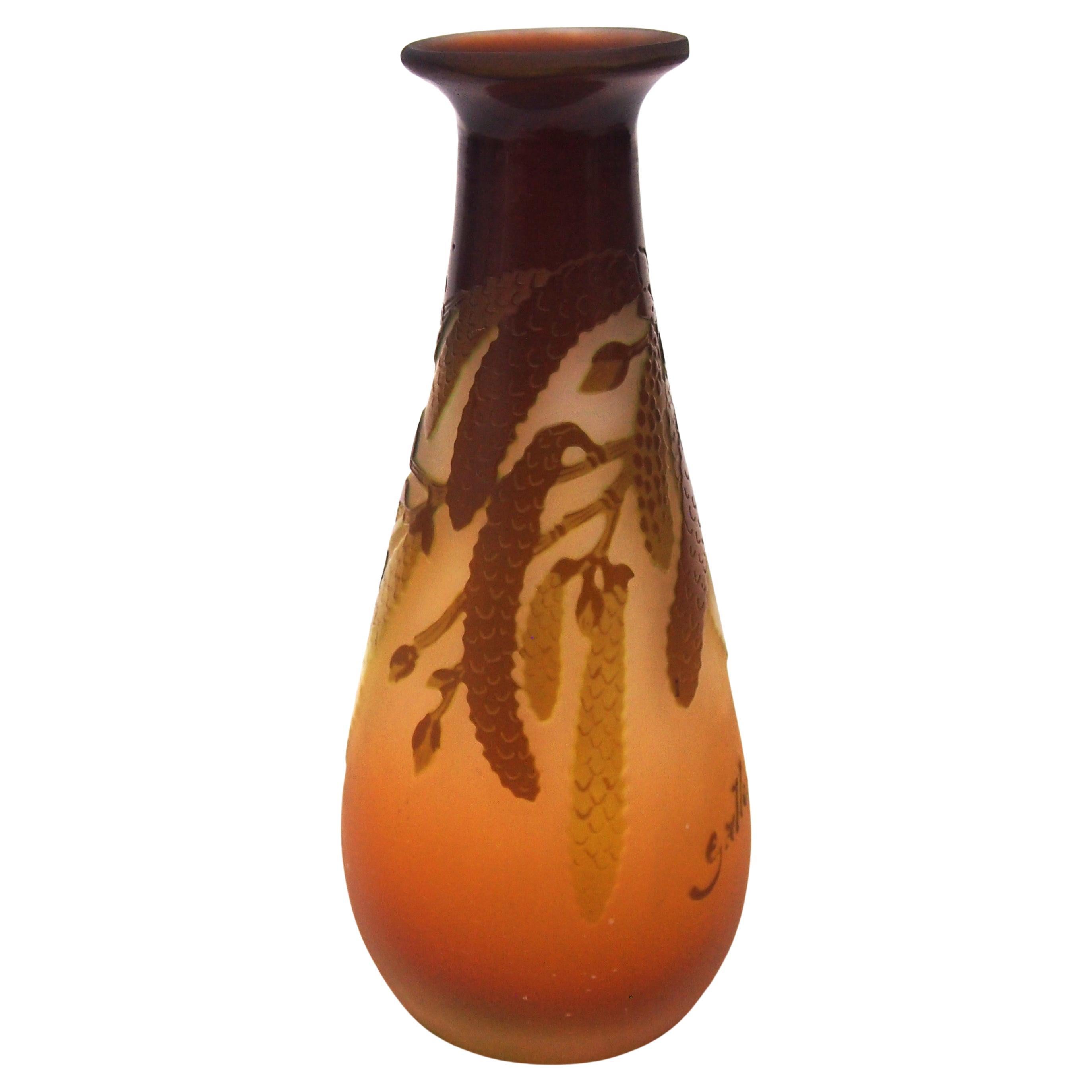 Französischer Jugendstil Emile Galle Kleine Kamee-Glasvase mit Haselnusskätzchen