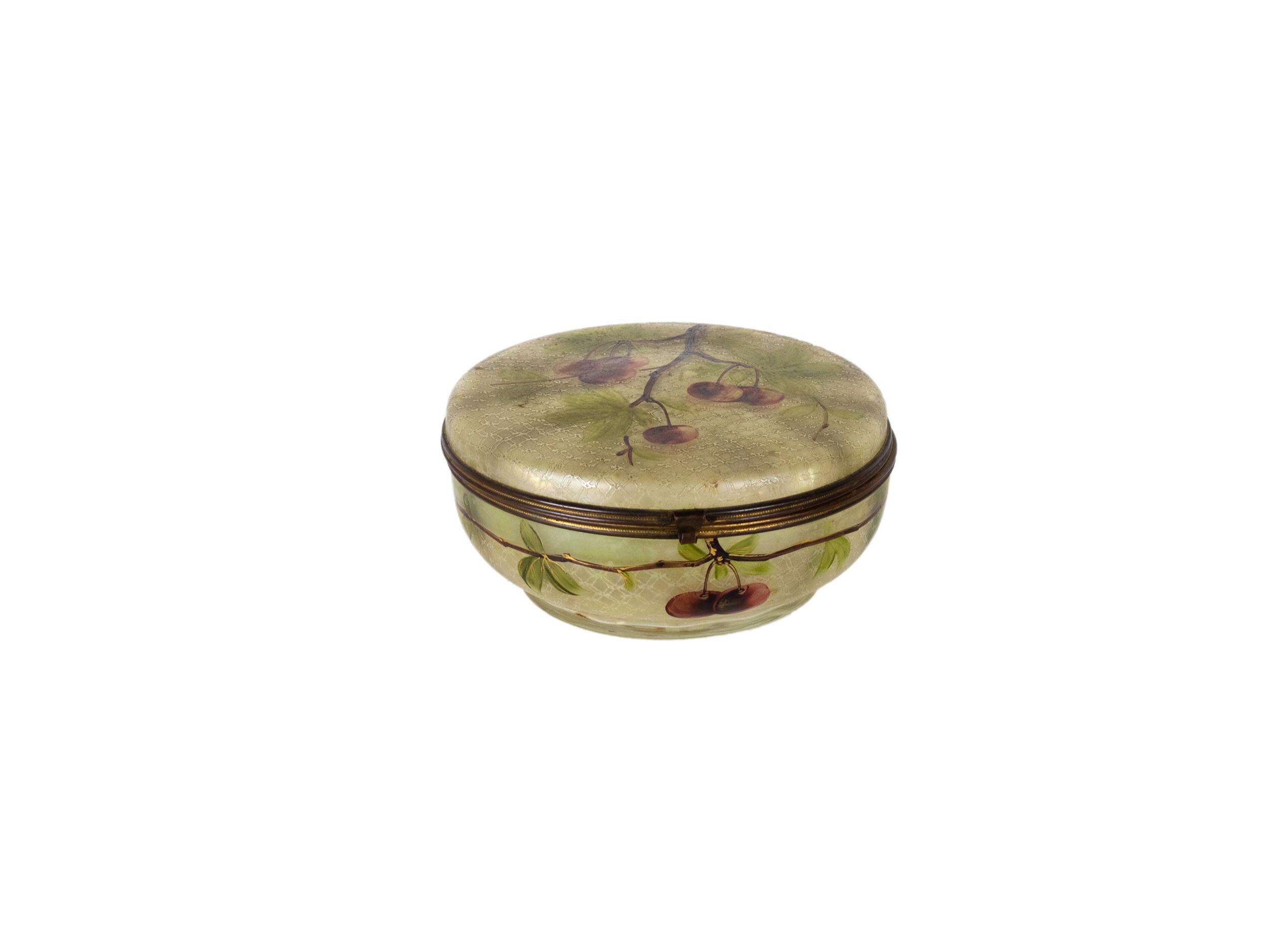 French Art Nouveau Enameled Glass Trinket or Jewelry Box In Good Condition For Sale In Lisbon, PT