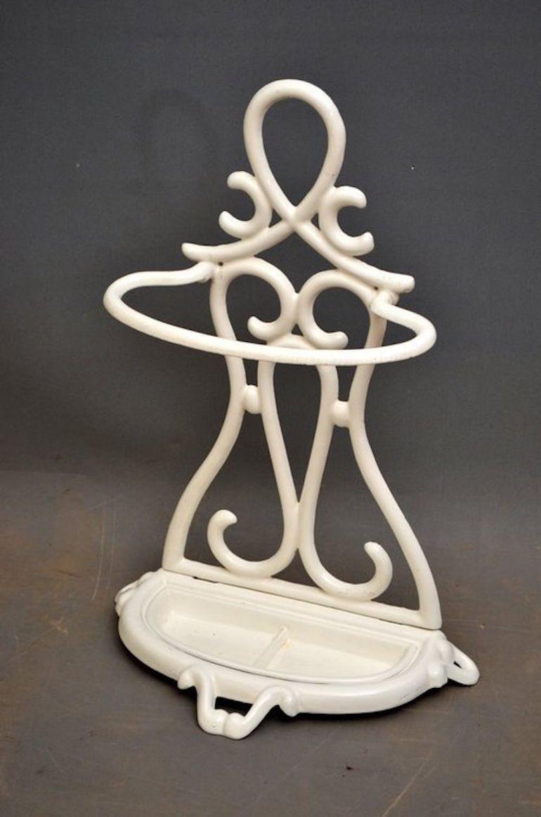 K088 Elégant porte-parapluie en fonte de style Art Nouveau français, au design organique, avec bac de récupération d'origine et émail blanc sur toute la surface, en très bon état - prêt à être placé à la maison. c1920
H29
