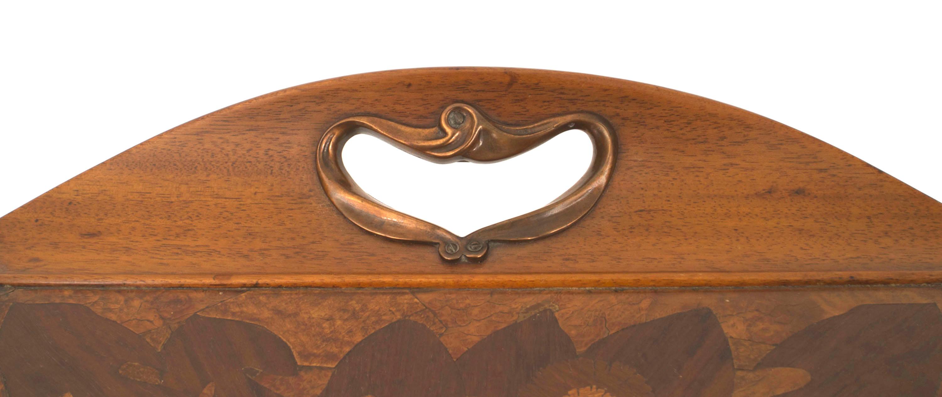 Französischer Jugendstil-Beistelltisch Louis Majorelle aus geschwungenem Nussbaumholz (Art nouveau) im Angebot