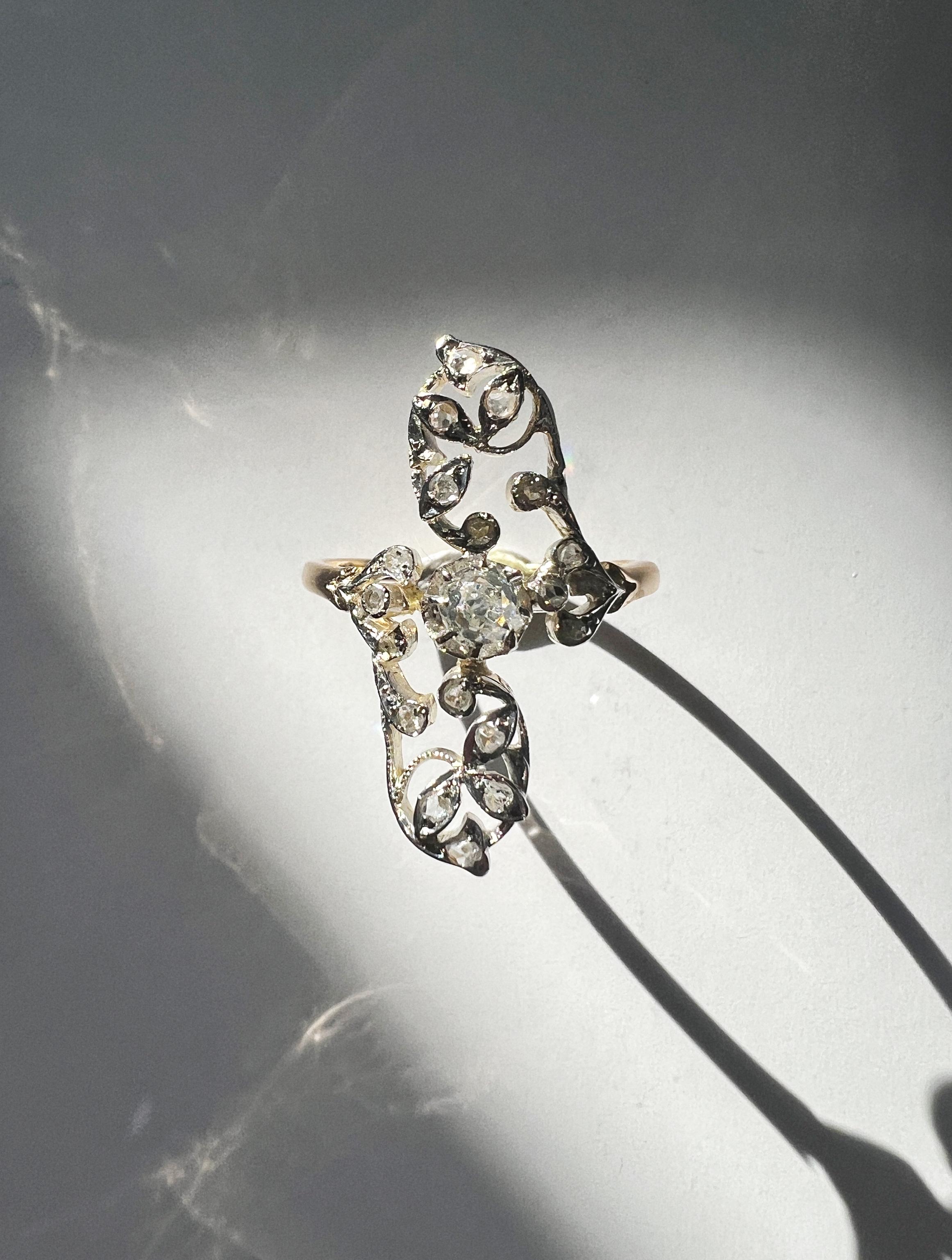 Bague marquise fleur en or 18k diamantée, époque Art Nouveau français Bon état à Versailles, FR