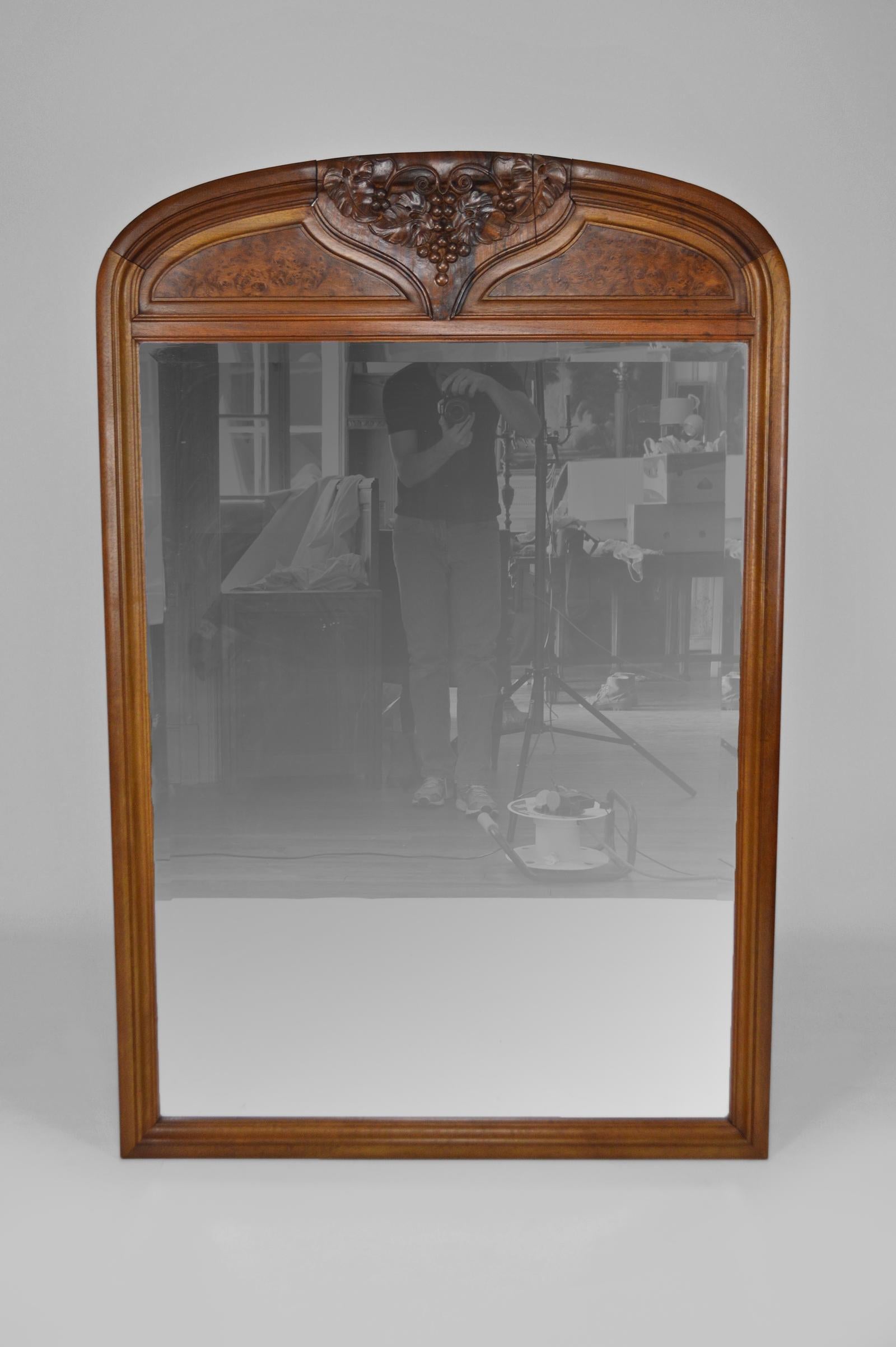 Superb fireplace / mantel mirror in carved walnut wood and burl.
Carved on the theme of the vine.
Beveled mirror.

Art Nouveau.
France, circa 1905.

Unsigned.
In the style of productions from the same period by Gauthier-Poinsignon, Georges