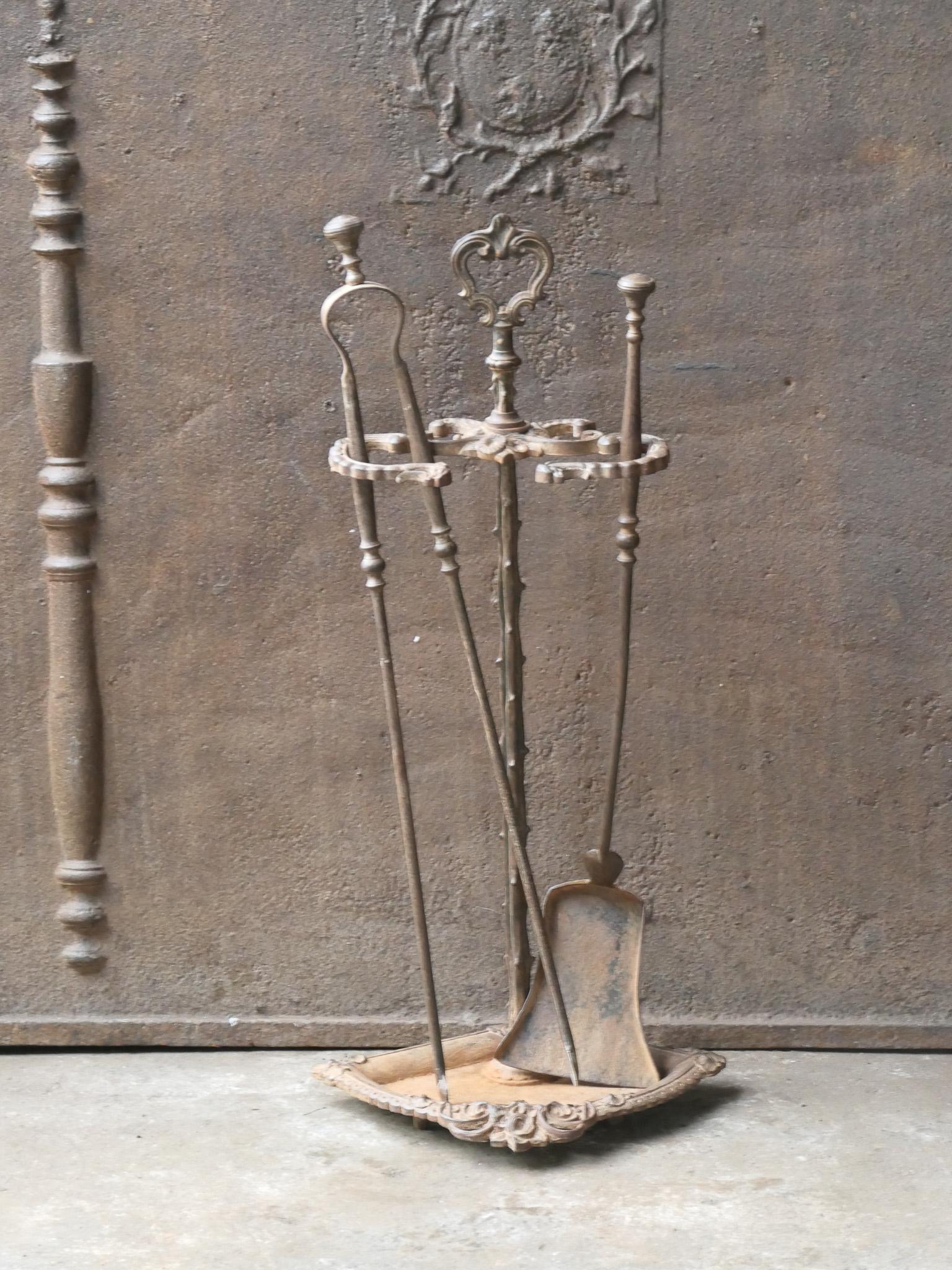 Set di attrezzi da camino in stile Art Nouveau francese, composto da attrezzi in ferro battuto e da un supporto in ghisa. Le condizioni sono buone.