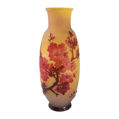 Vase en verre camée Art nouveau français "Fleurs de pommier" par Émile Gallé
