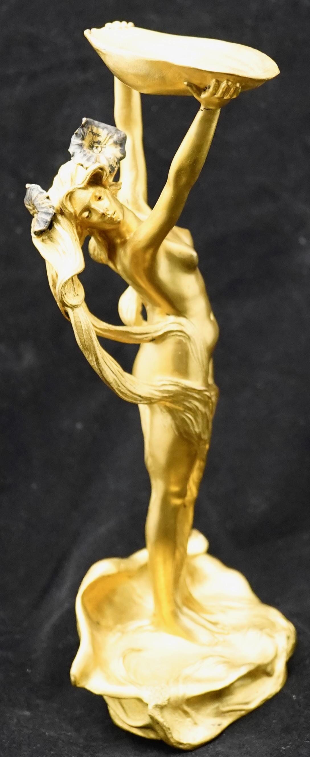 Bronze doré Art Nouveau français représentant une sirène tenant un coquillage. Peut-être utilisé comme carte tr fonay. Finesse des détails et du moulage. Estampillé pour Louchet, fonderie Phearis au dos de la base.