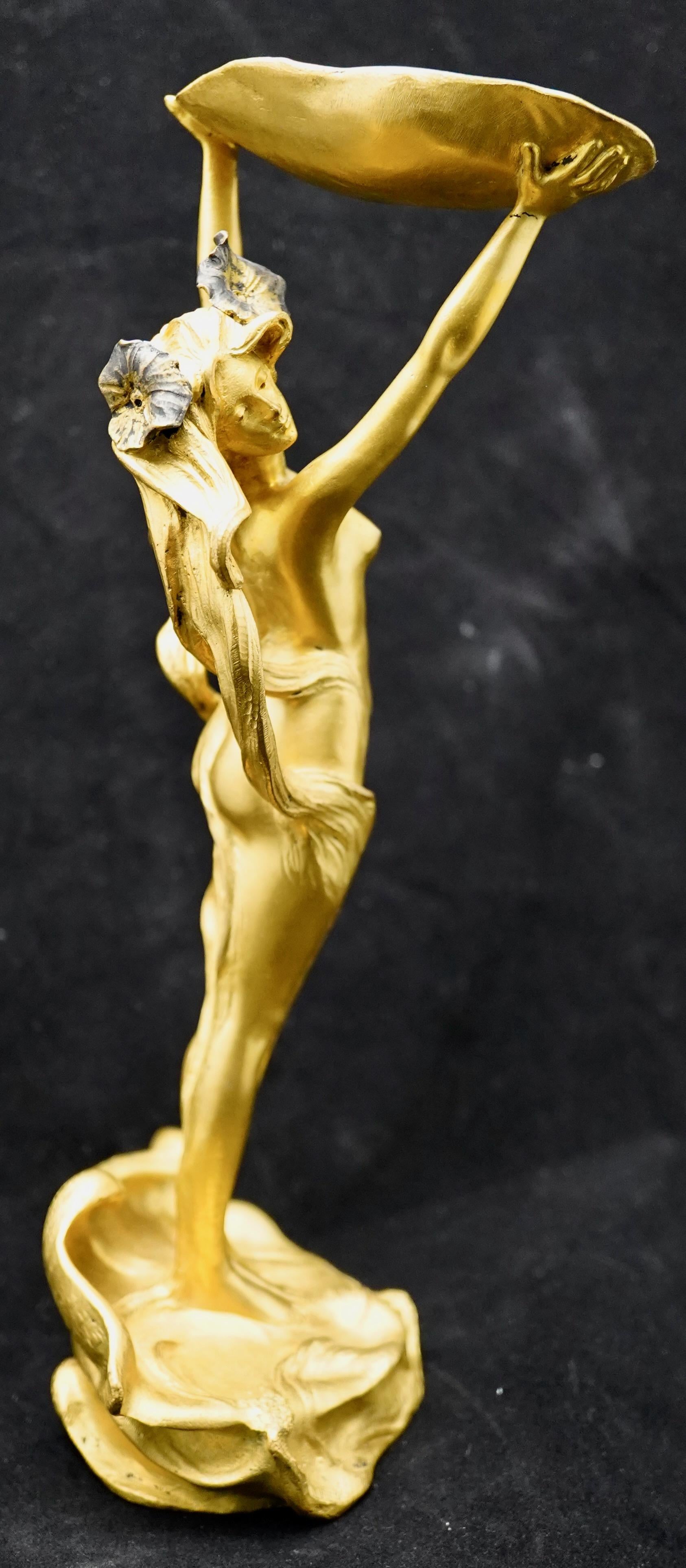 XIXe siècle Bronze doré Art Nouveau représentant une sirène tenant un coquillage par Louchet Foundry en vente