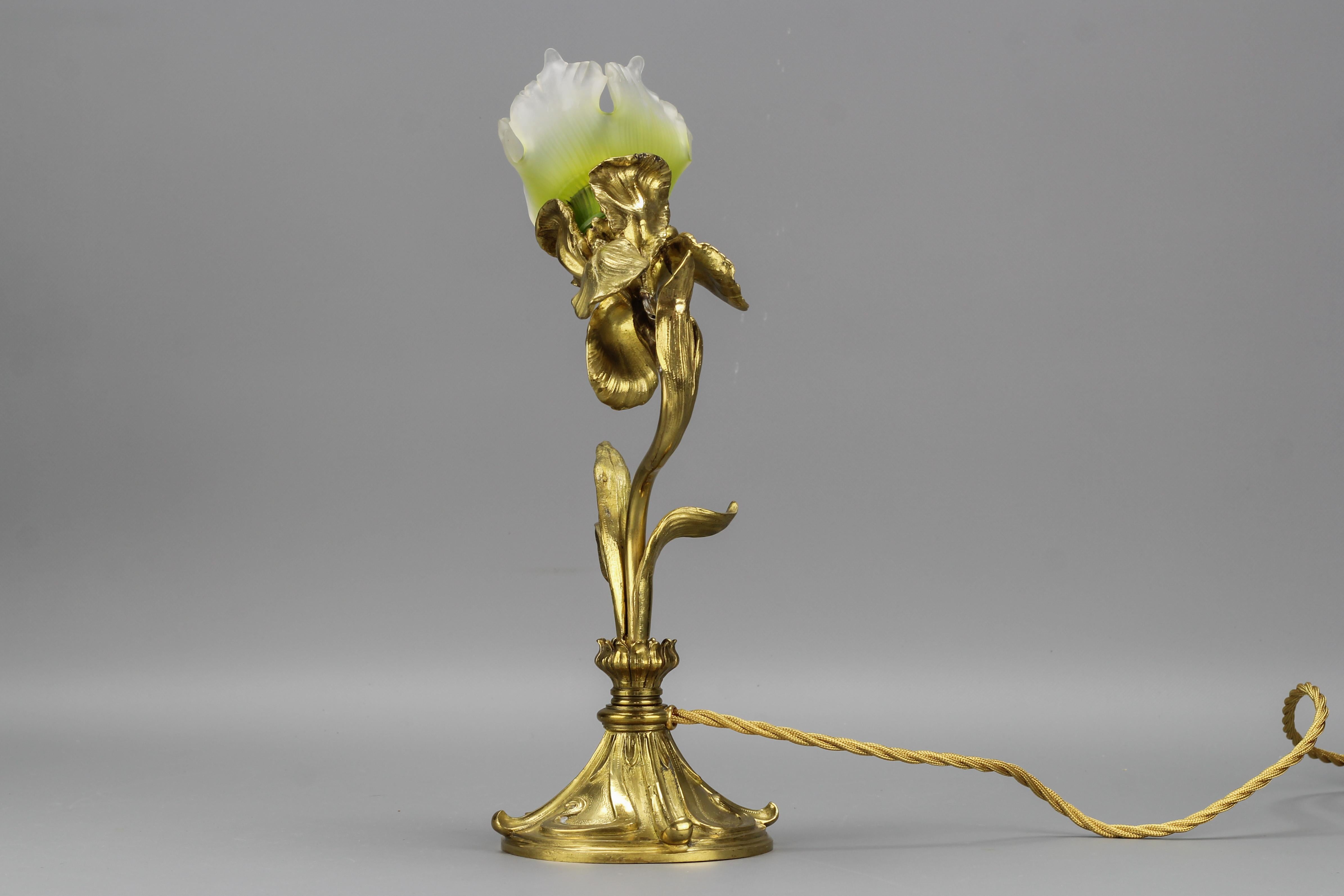 French Art Nouveau Gilt Bronze and Glass Iris-Shaped Table Lamp 9